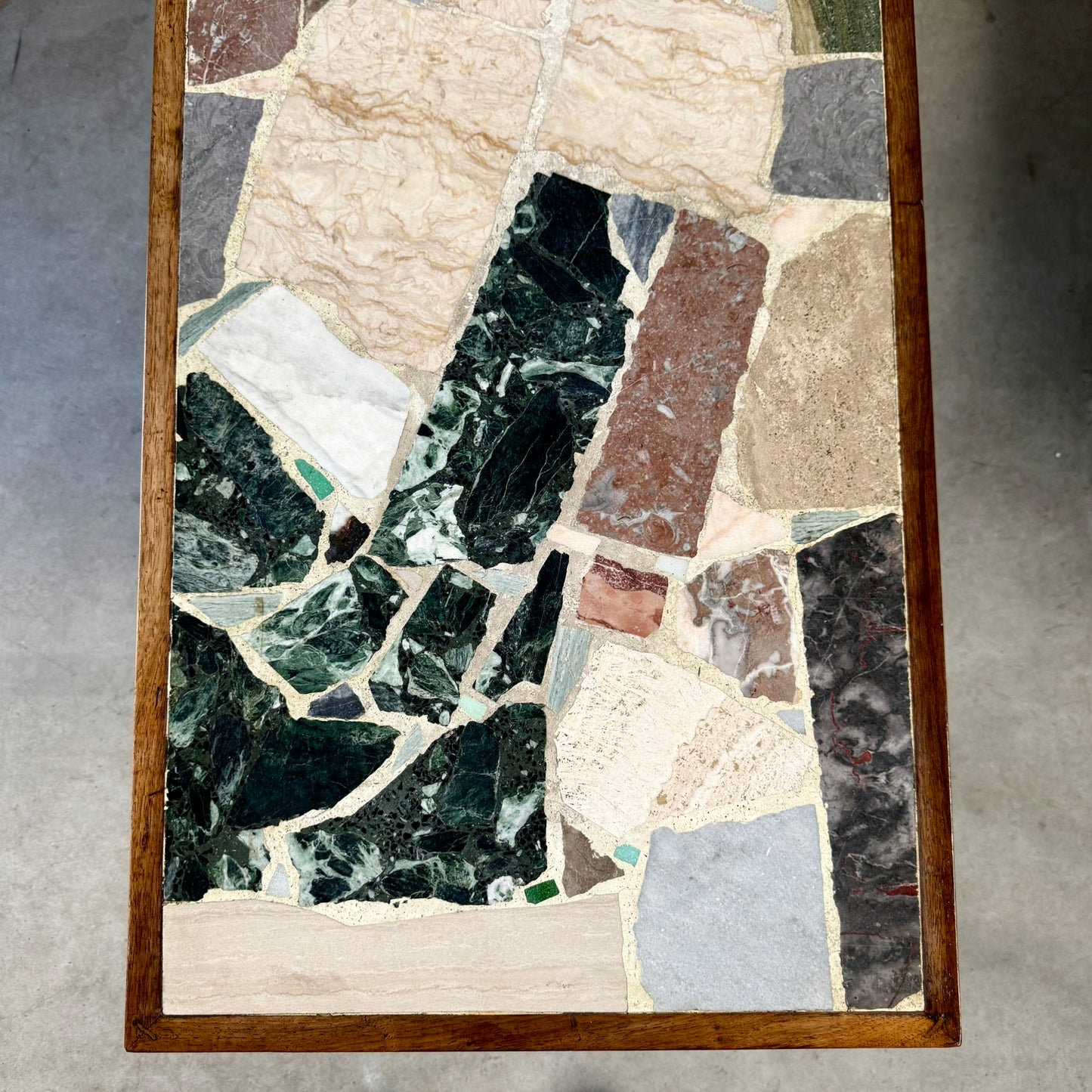 Table basse rectangulaire brutaliste en terrazzo