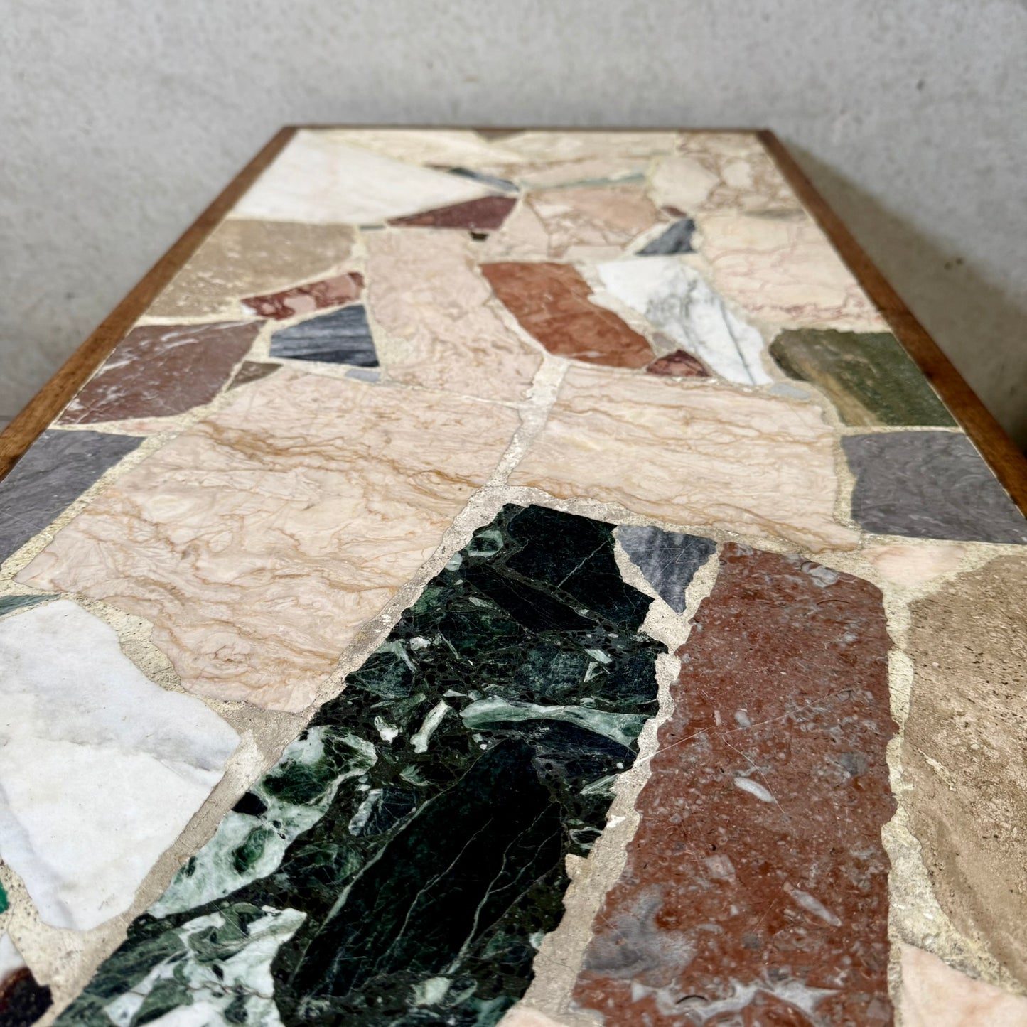 Table basse rectangulaire brutaliste en terrazzo
