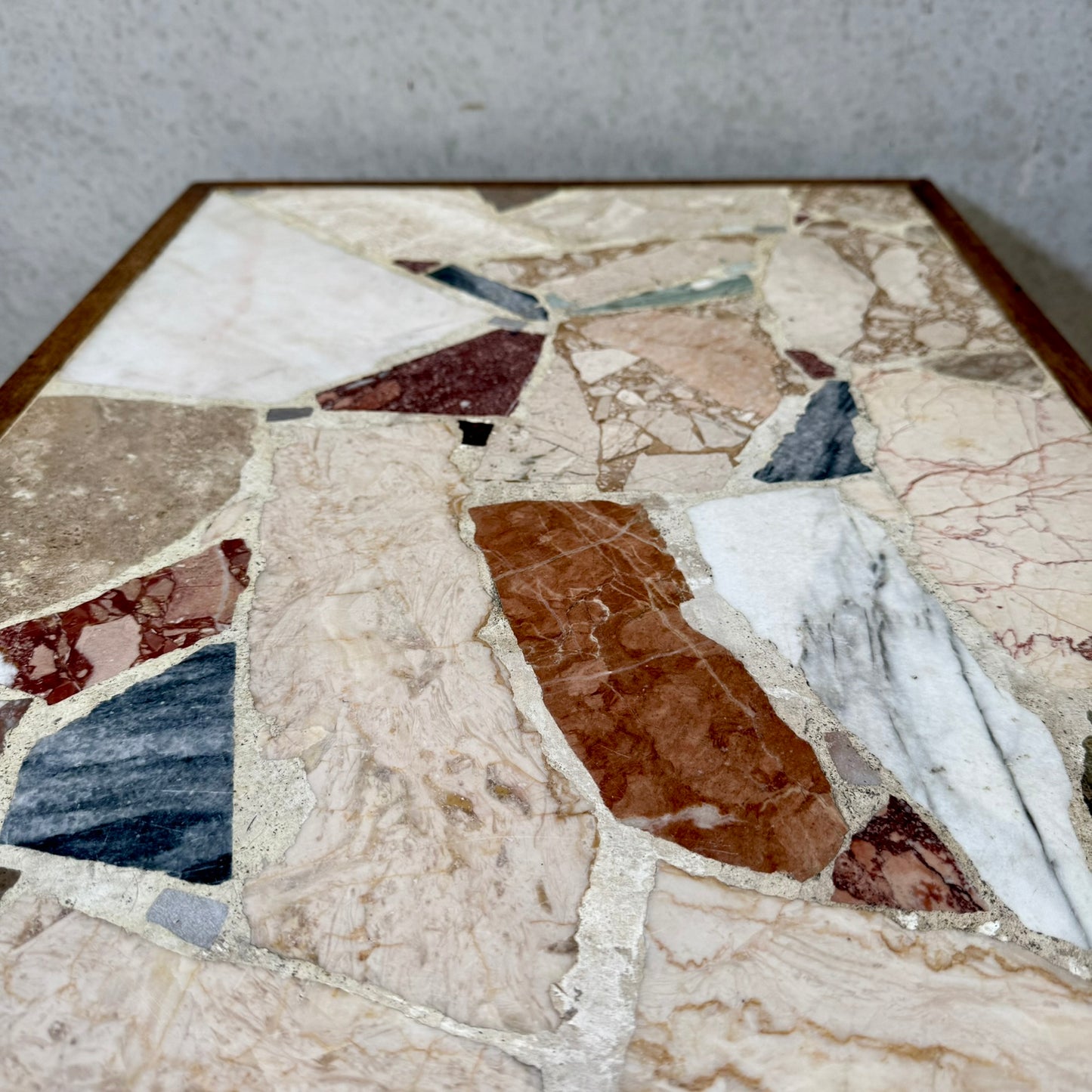 Table basse rectangulaire brutaliste en terrazzo