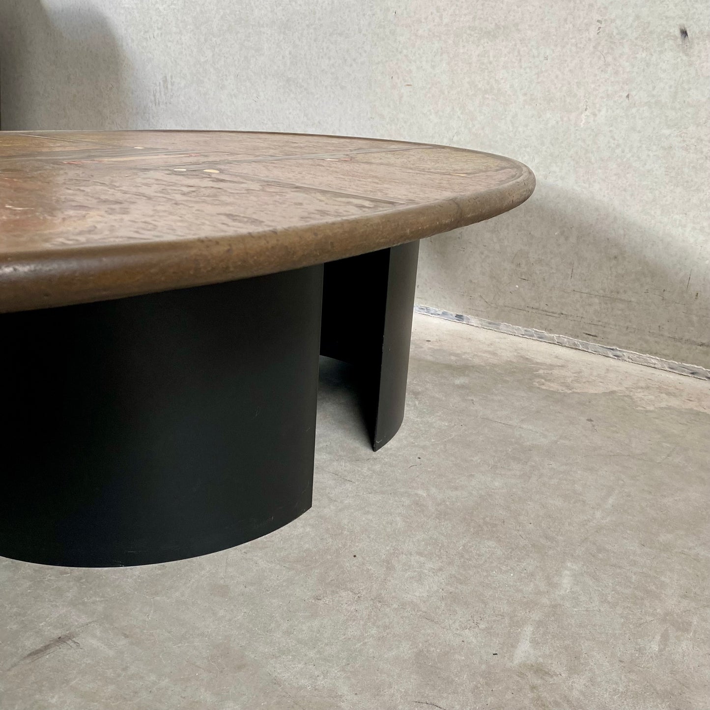 Brutalistischer ovaler Couchtisch des Bildhauers Paul Kingma, niederländisches Design