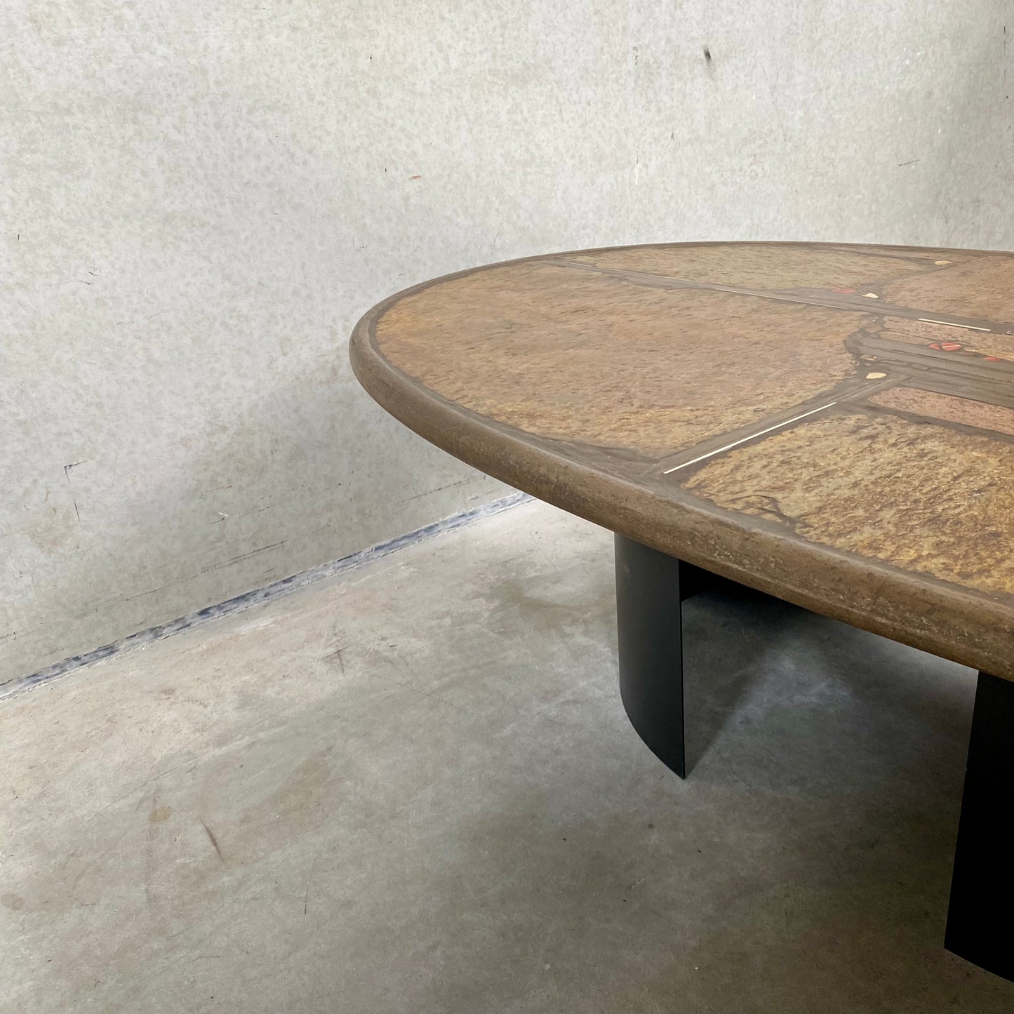 Brutalistischer ovaler Couchtisch des Bildhauers Paul Kingma, niederländisches Design