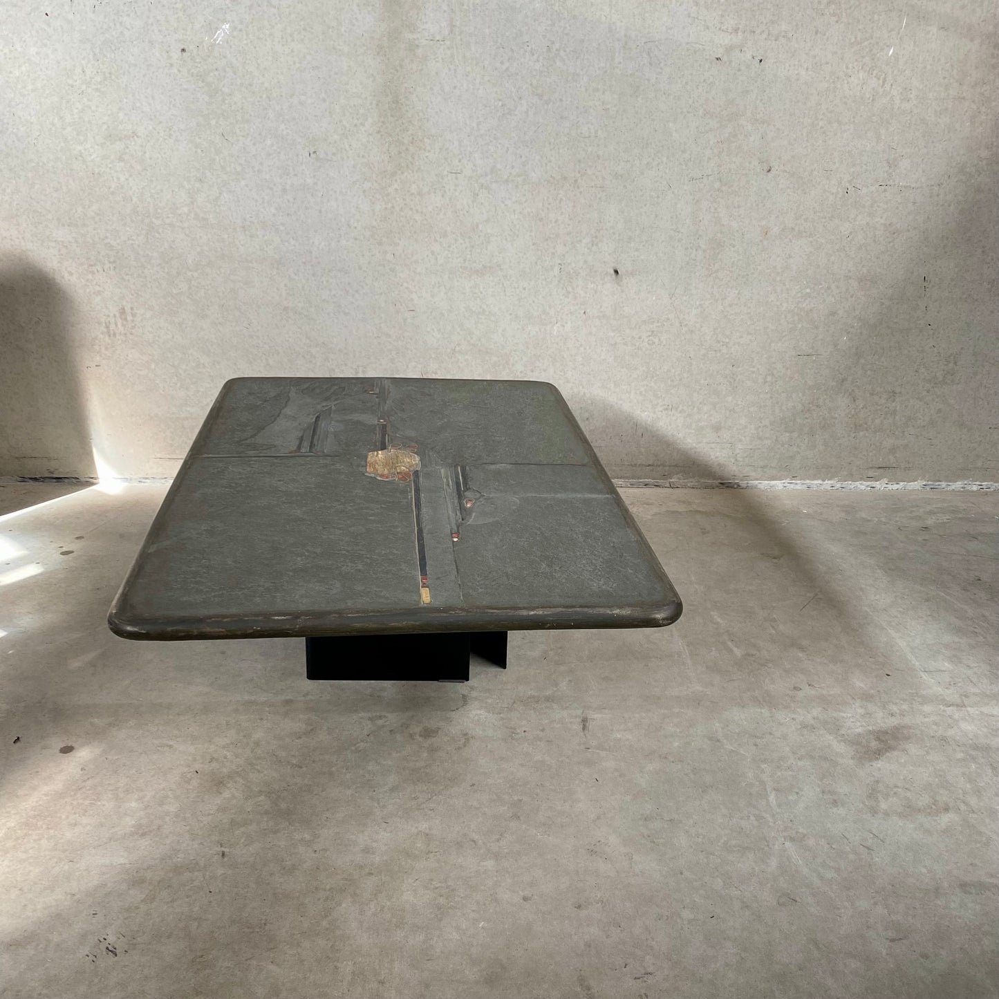 Brutalistischer rechteckiger Couchtisch aus Schieferstein vom Bildhauer Paul Kingma, 1996