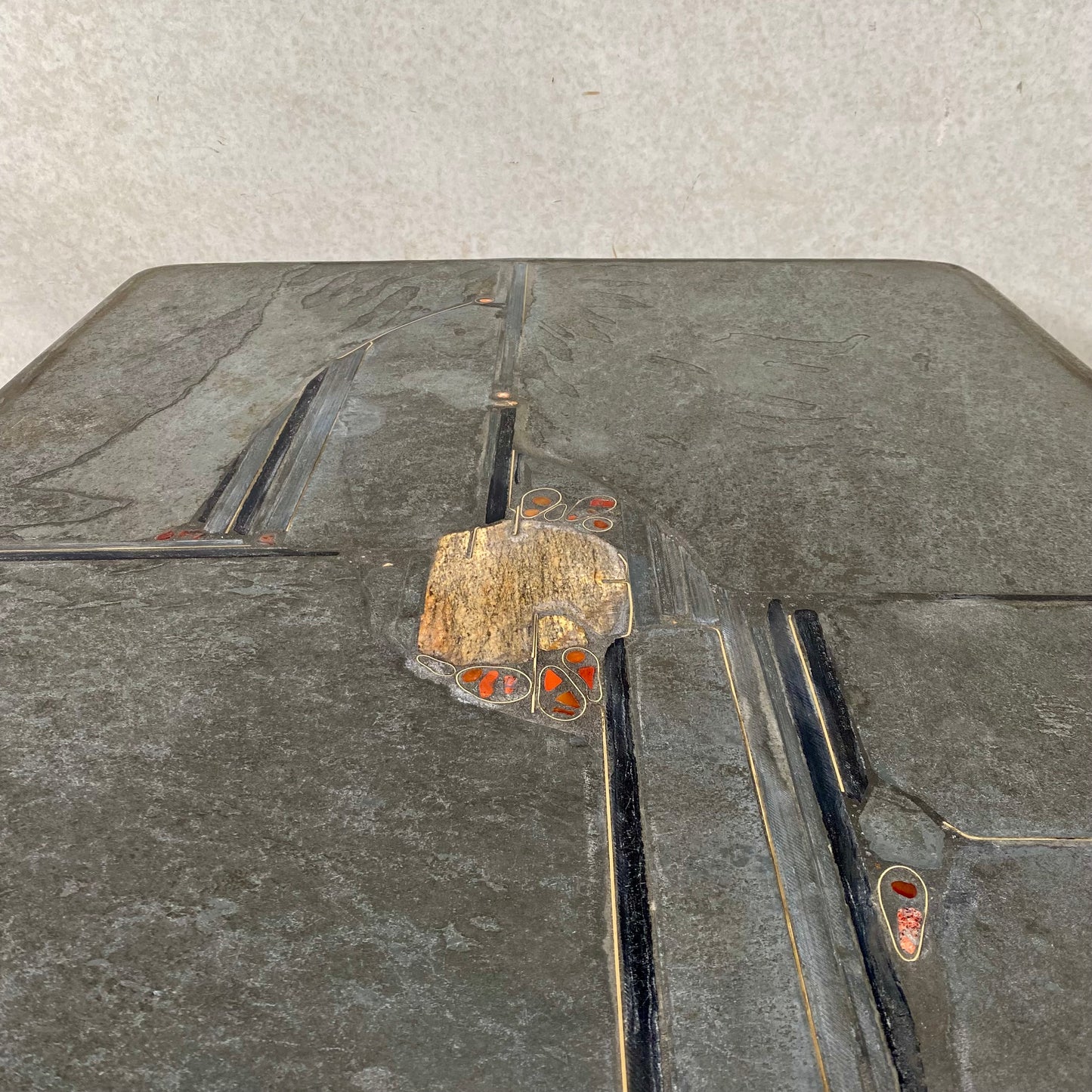 Brutalistischer rechteckiger Couchtisch aus Schieferstein vom Bildhauer Paul Kingma, 1996