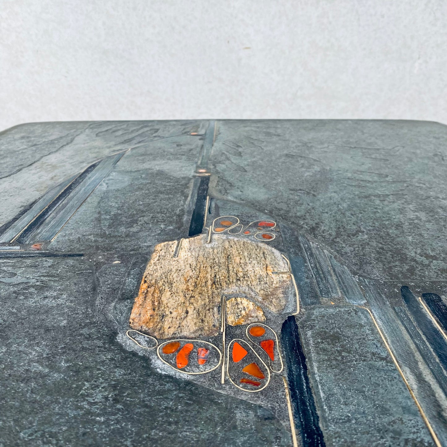 Brutalistischer rechteckiger Couchtisch aus Schieferstein vom Bildhauer Paul Kingma, 1996