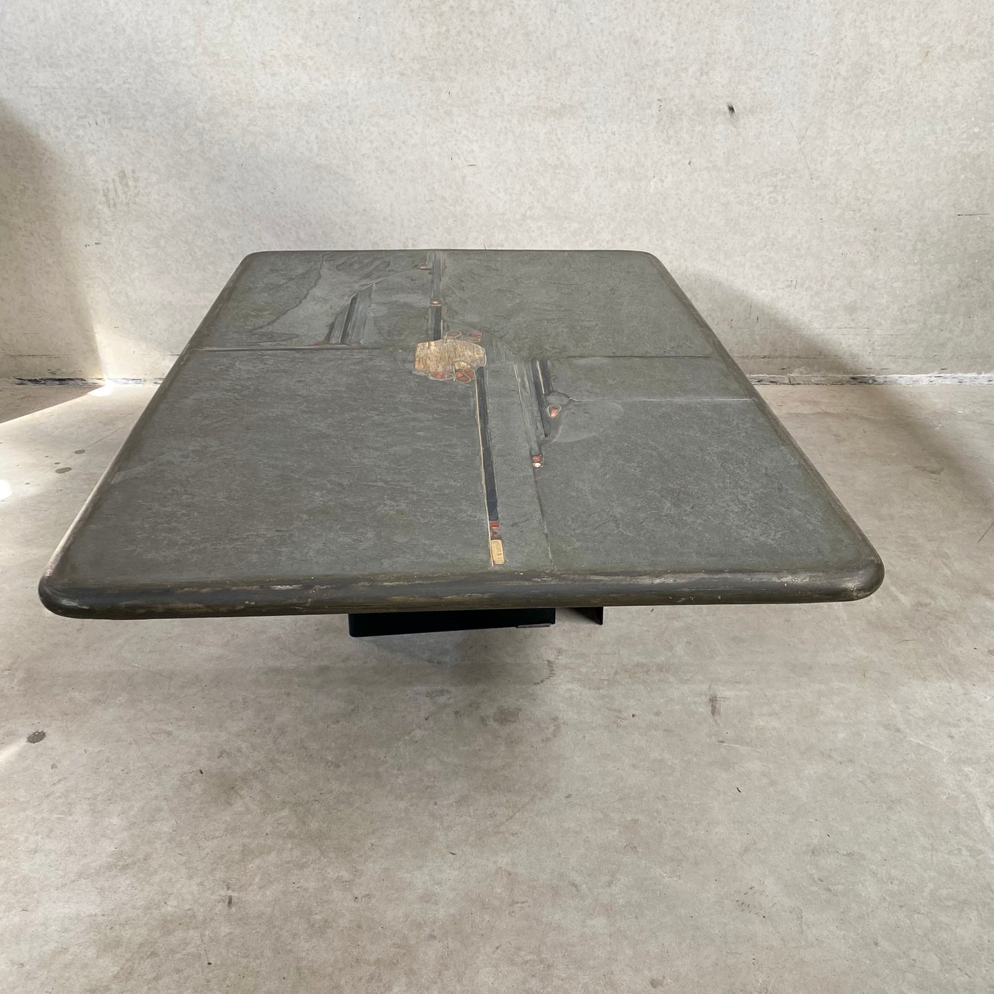 Brutalistischer rechteckiger Couchtisch aus Schieferstein vom Bildhauer Paul Kingma, 1996