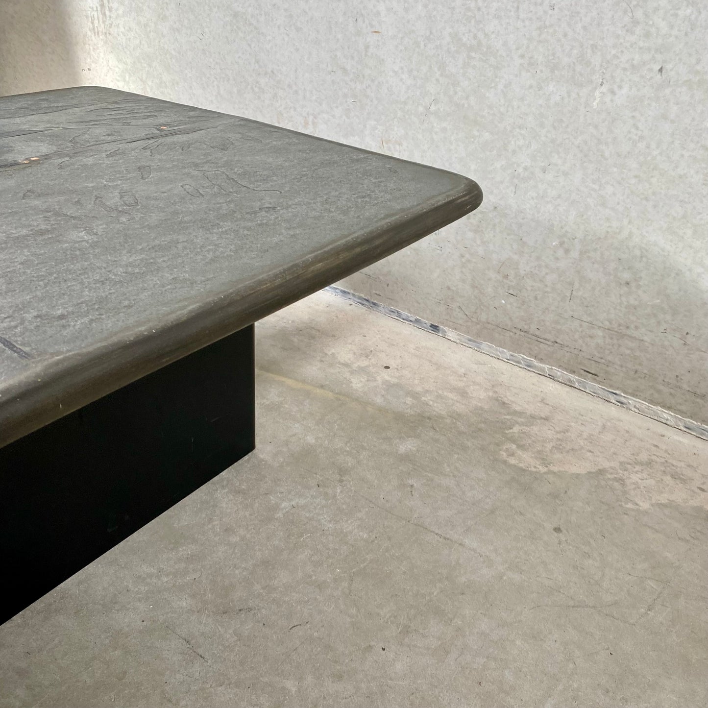 Brutalistischer rechteckiger Couchtisch aus Schieferstein vom Bildhauer Paul Kingma, 1996