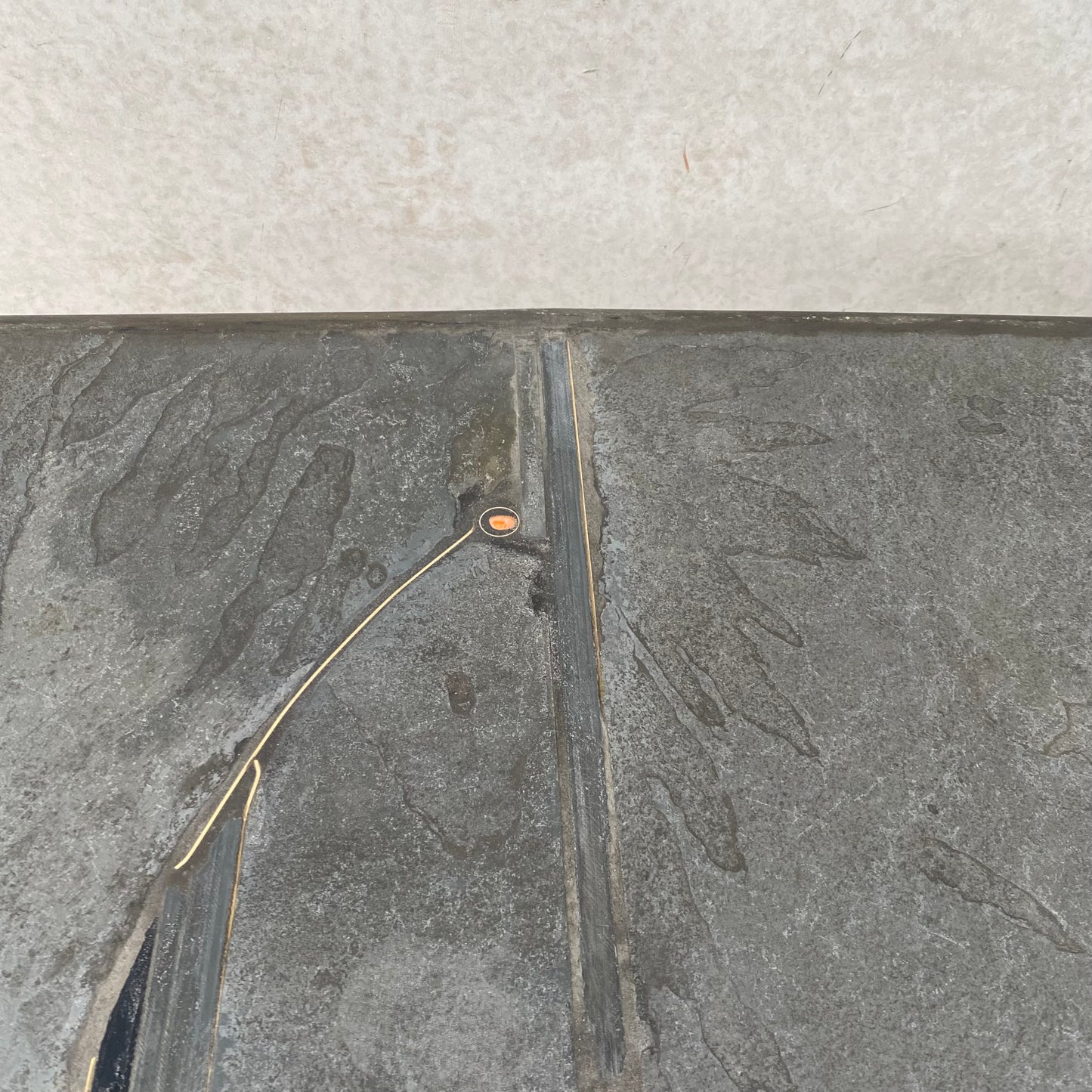 Brutalistischer rechteckiger Couchtisch aus Schieferstein vom Bildhauer Paul Kingma, 1996