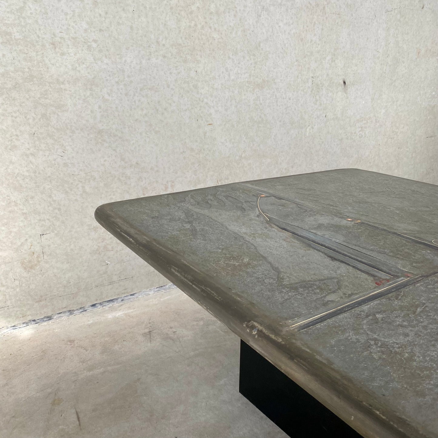 Brutalistischer rechteckiger Couchtisch aus Schieferstein vom Bildhauer Paul Kingma, 1996