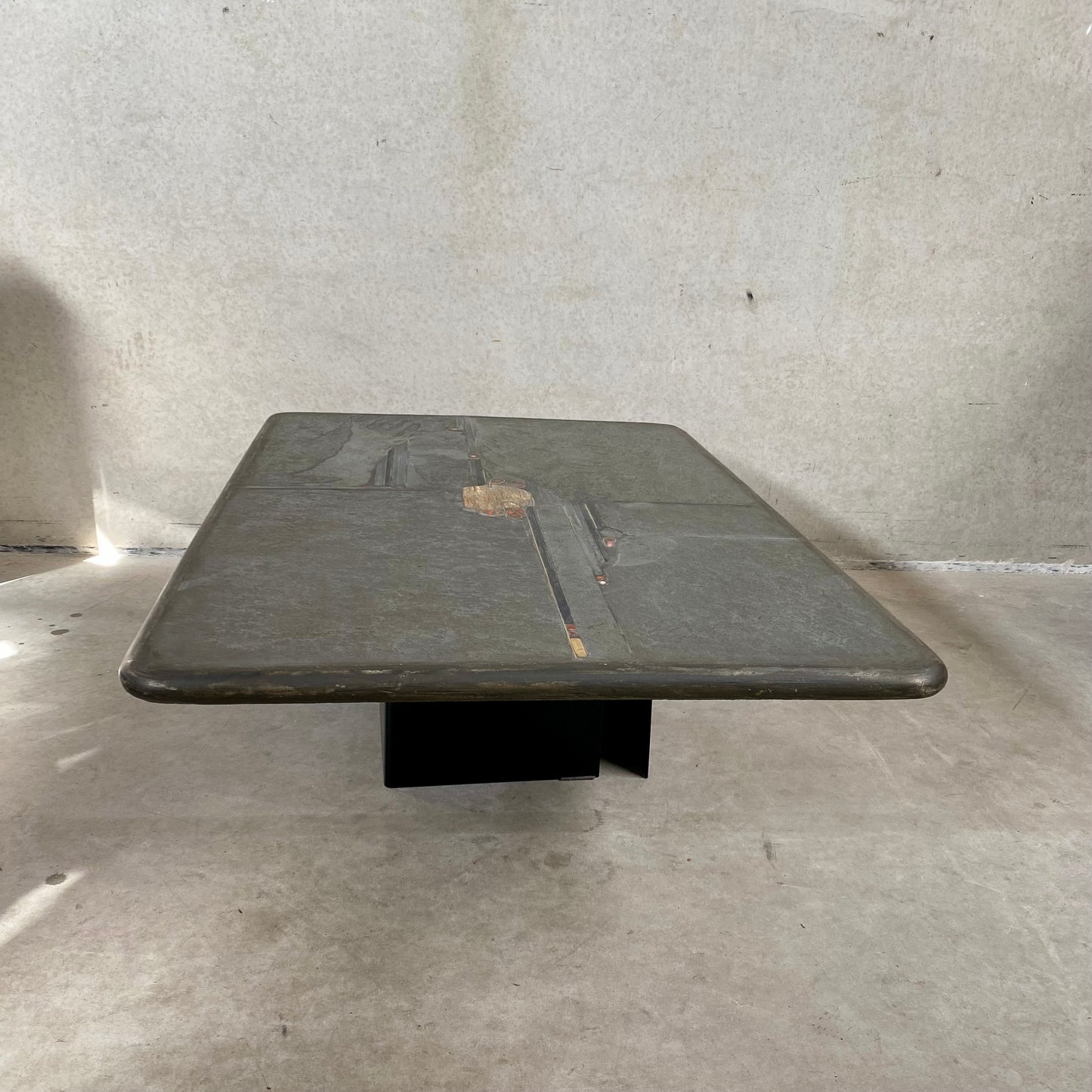 Brutalistischer rechteckiger Couchtisch aus Schieferstein vom Bildhauer Paul Kingma, 1996