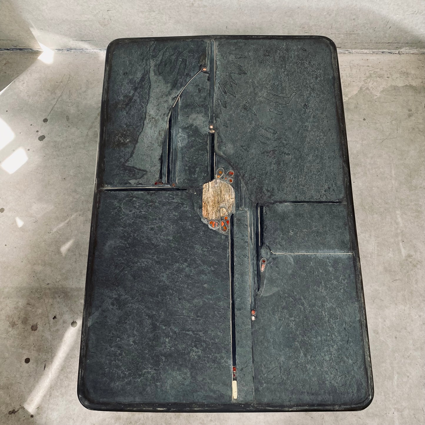 Brutalistischer rechteckiger Couchtisch aus Schieferstein vom Bildhauer Paul Kingma, 1996