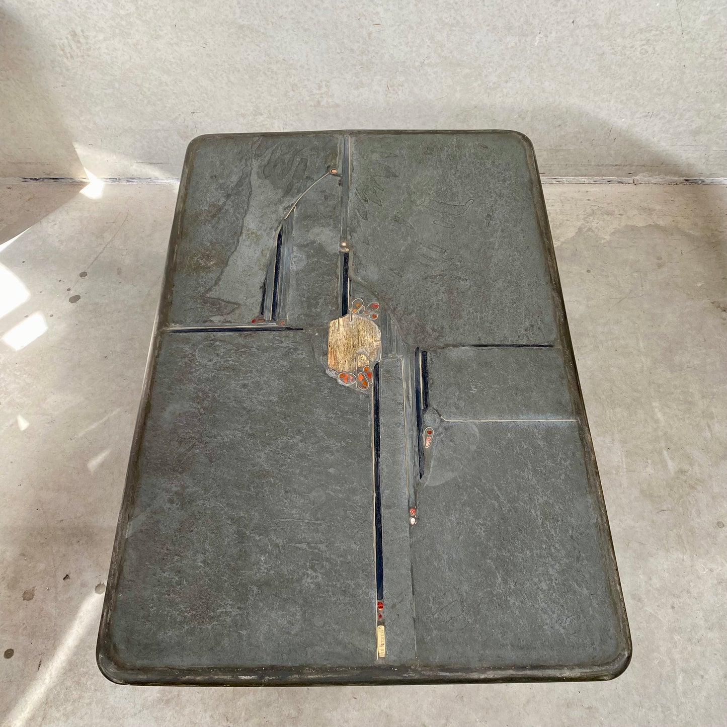 Brutalistischer rechteckiger Couchtisch aus Schieferstein vom Bildhauer Paul Kingma, 1996