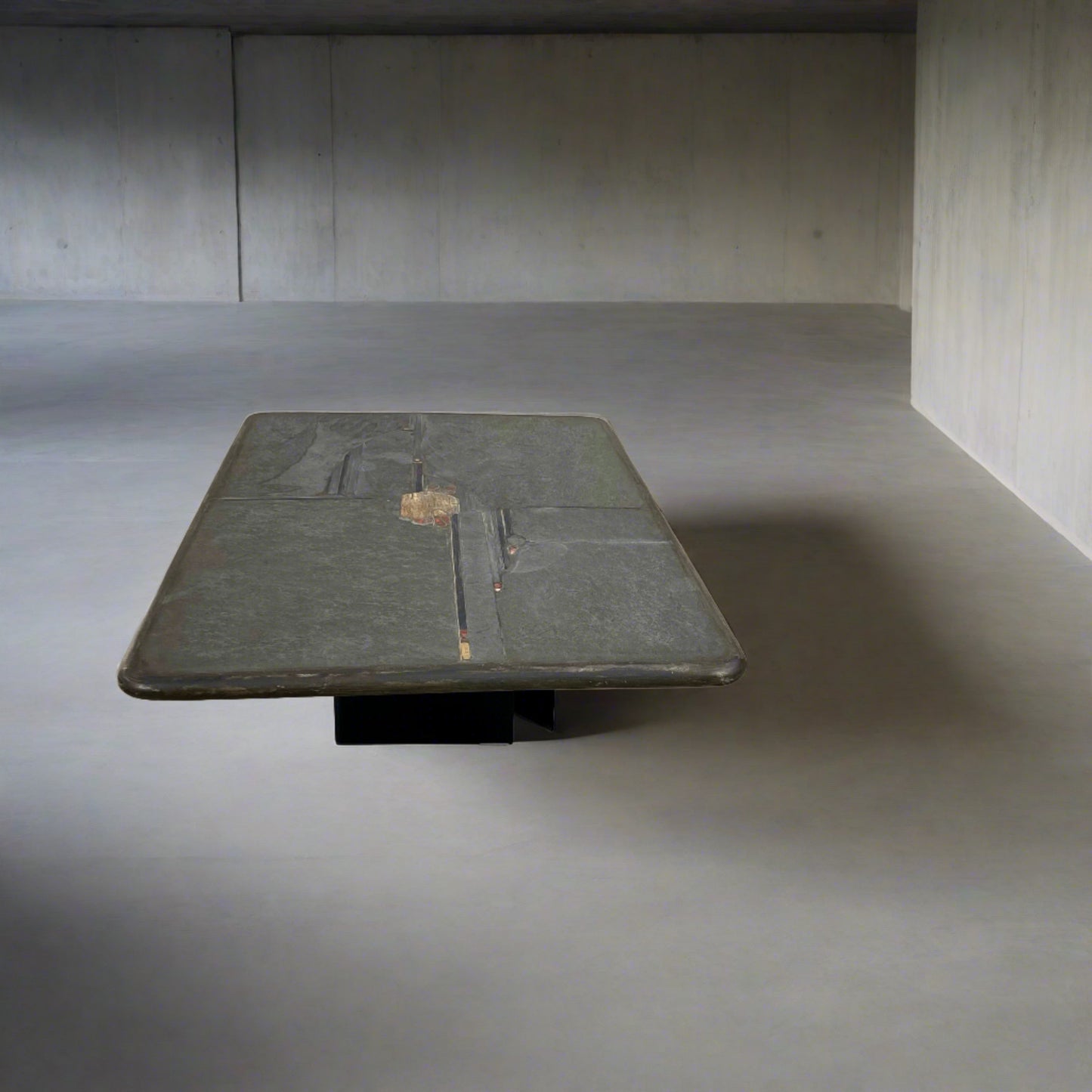 Brutalistischer rechteckiger Couchtisch aus Schieferstein vom Bildhauer Paul Kingma, 1996