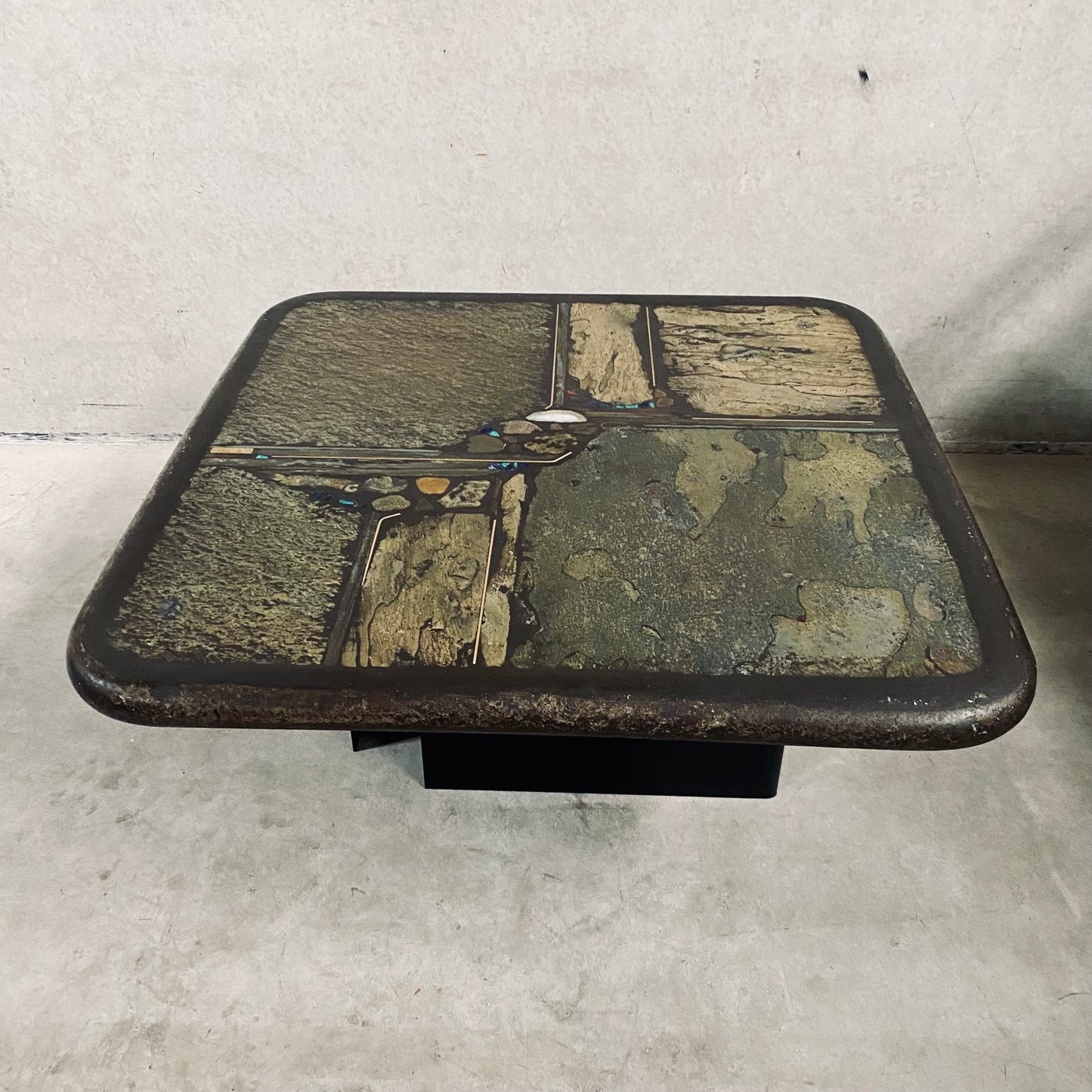 Brutalistischer quadratischer Couchtisch aus Schiefer und weißem Achat von Paul Kingma, 1991