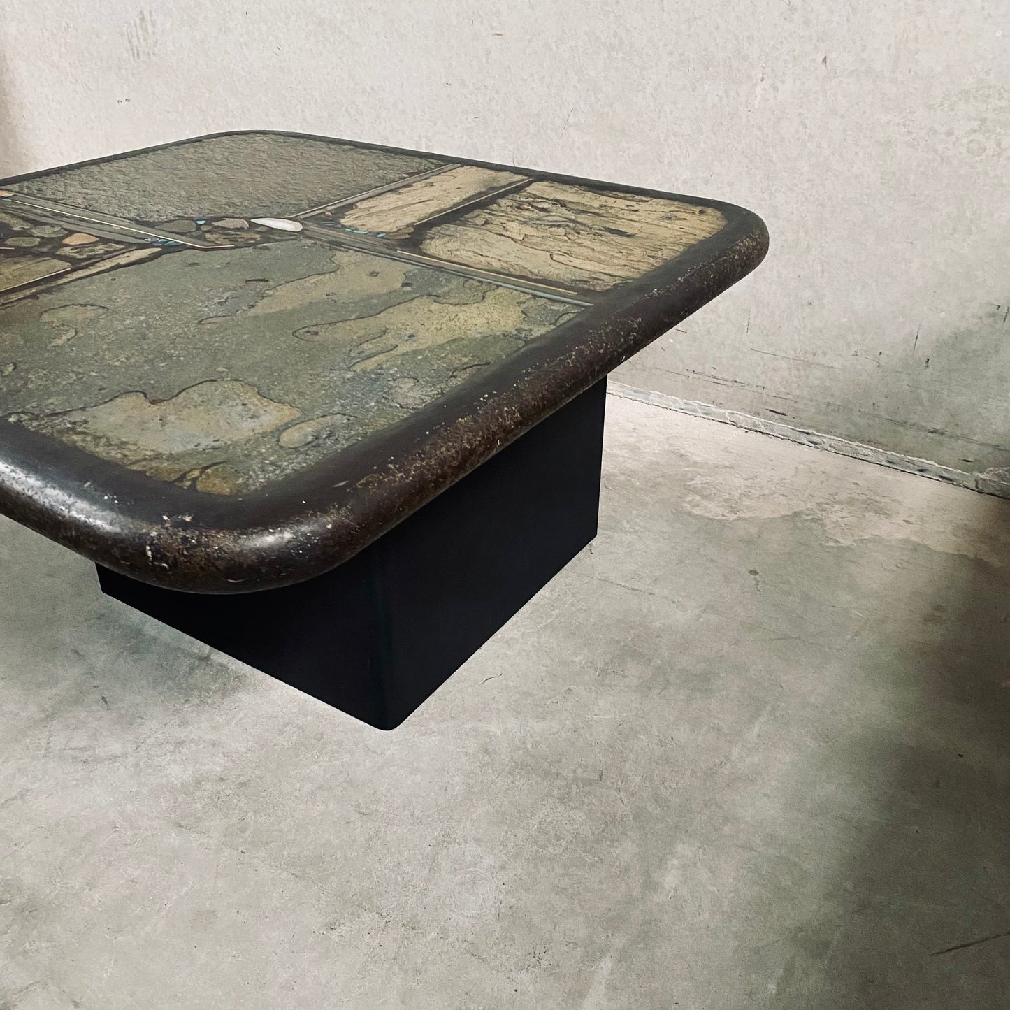 Brutalistischer quadratischer Couchtisch aus Schiefer und weißem Achat von Paul Kingma, 1991
