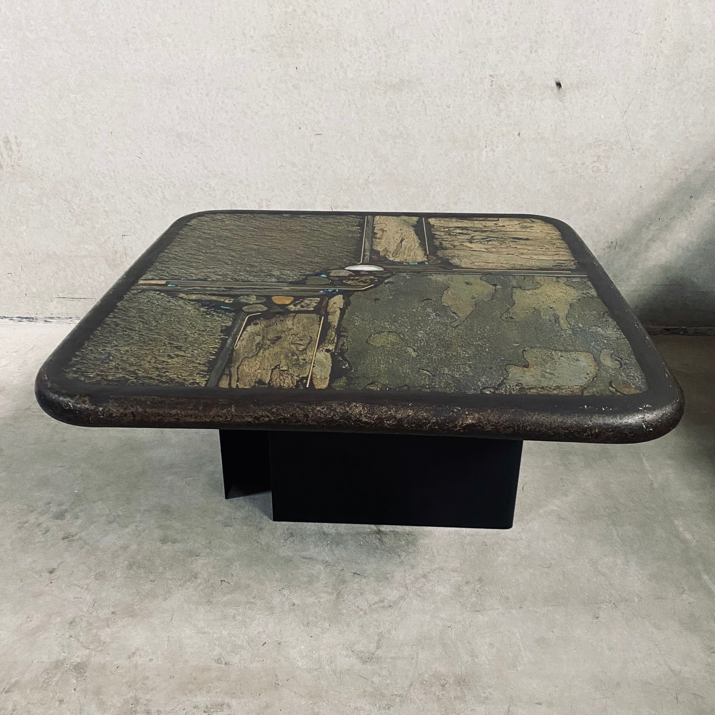 Brutalistischer quadratischer Couchtisch aus Schiefer und weißem Achat von Paul Kingma, 1991