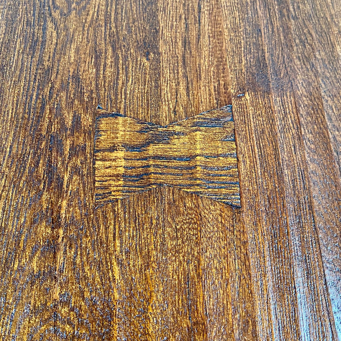 Brutalistischer Kunstmöbel De Puydt Massiver runder rustikaler Eichen-Sockeltisch, Belgien 1970