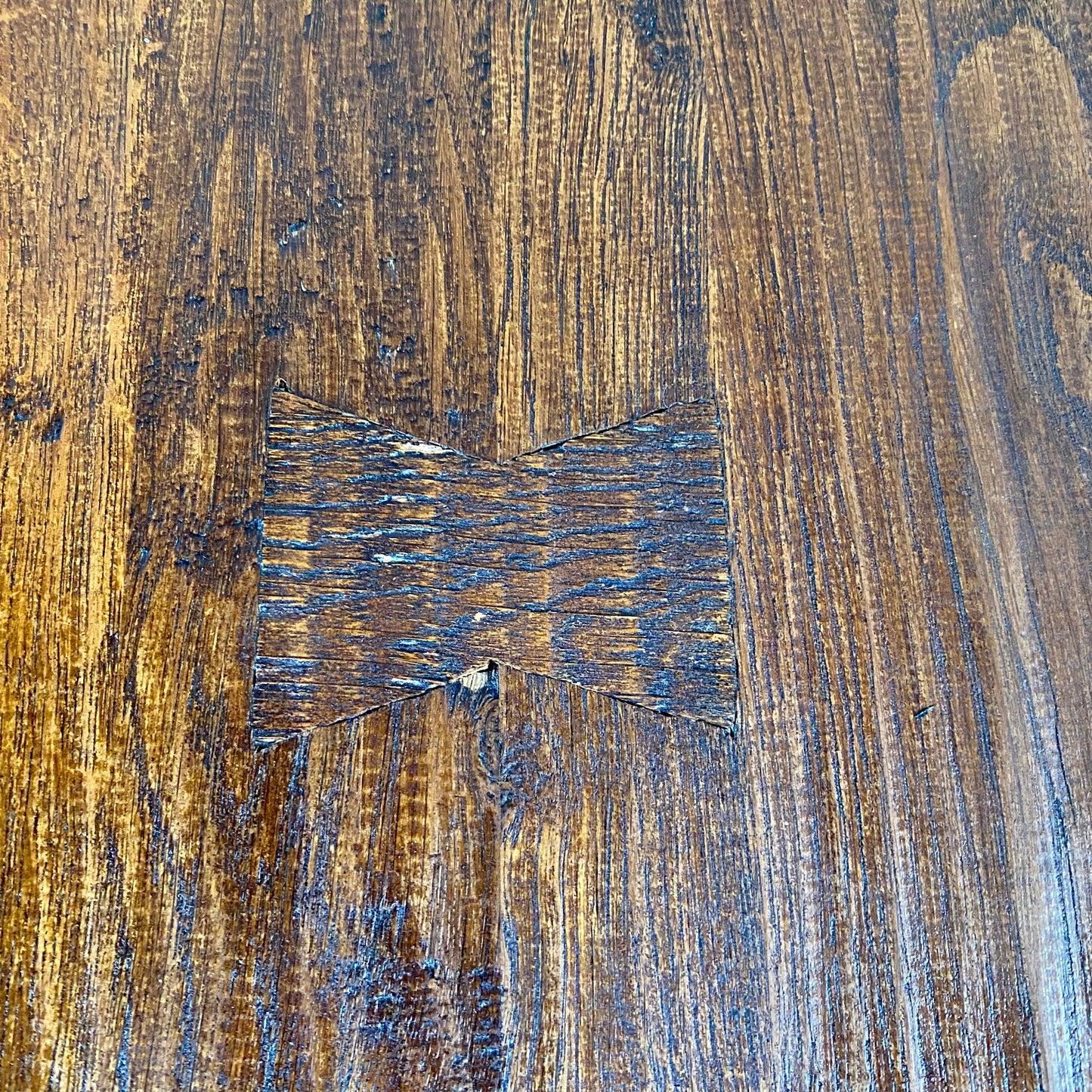 Brutalistischer Kunstmöbel De Puydt Massiver runder rustikaler Eichen-Sockeltisch, Belgien 1970