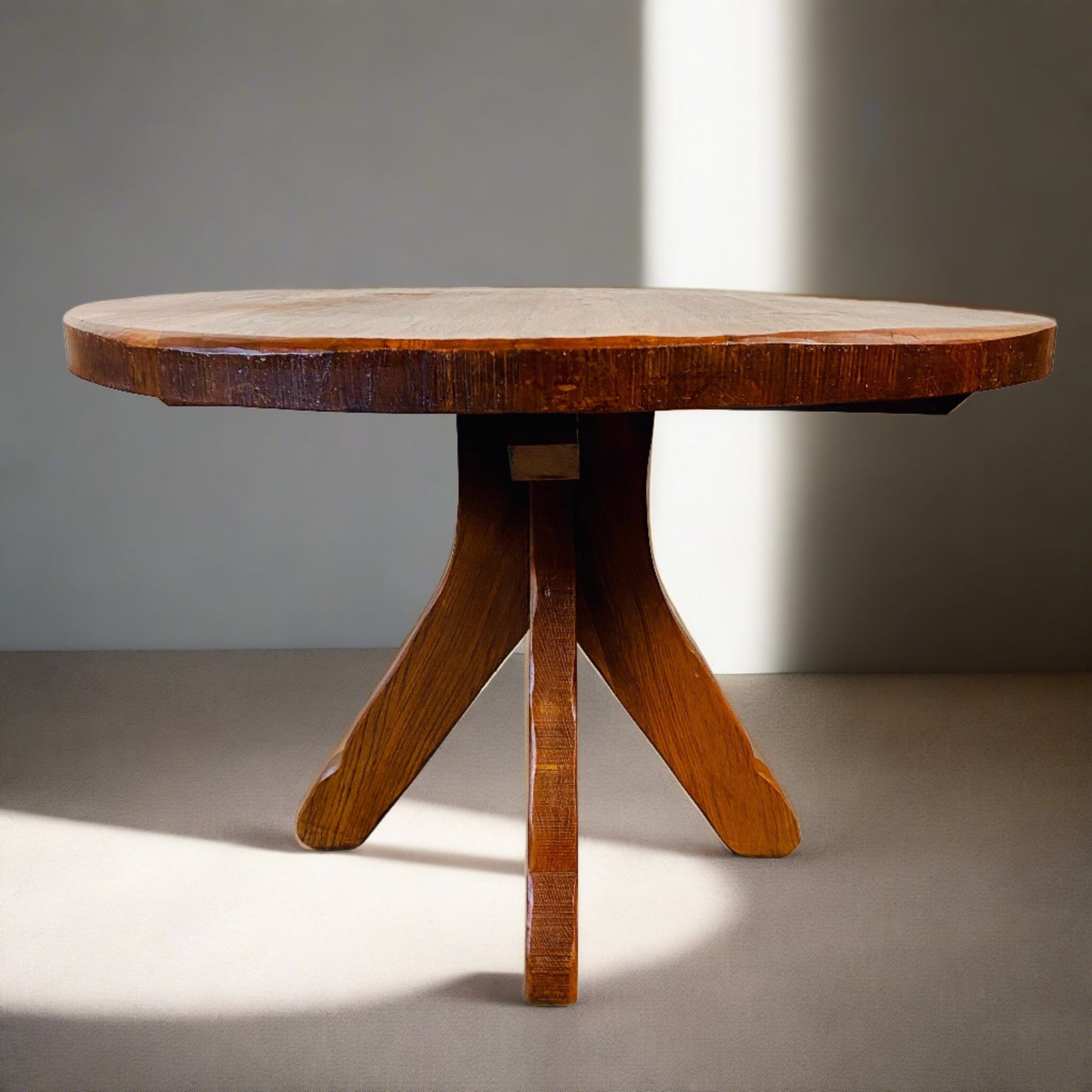 Brutalistischer Kunstmöbel De Puydt Massiver runder rustikaler Eichen-Sockeltisch, Belgien 1970