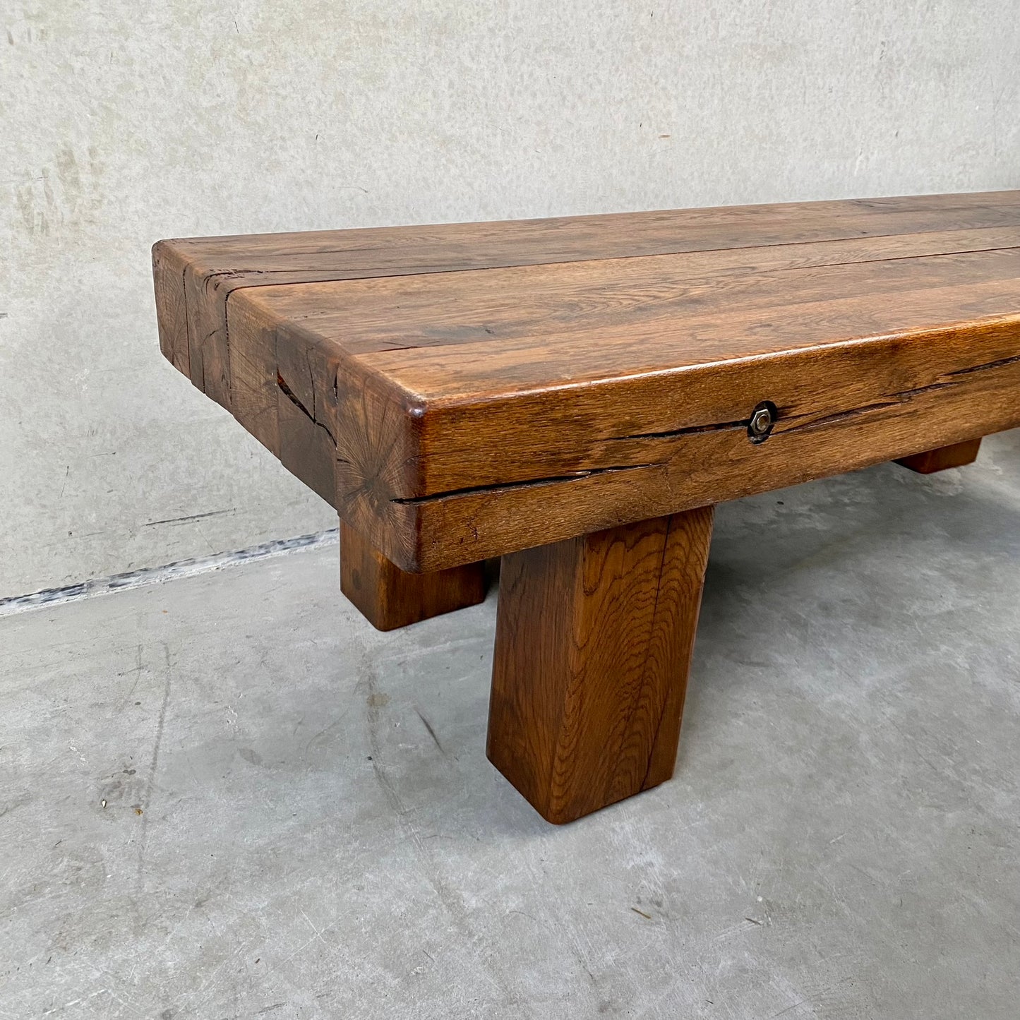 Table basse rustique en chêne massif, style brutaliste Wabi Sabi, avec poutres apparentes, France 1960