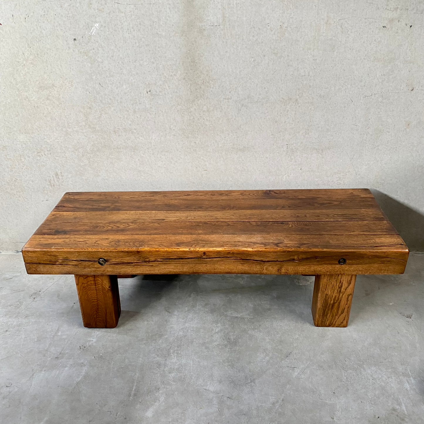 Table basse rustique en chêne massif, style brutaliste Wabi Sabi, avec poutres apparentes, France 1960