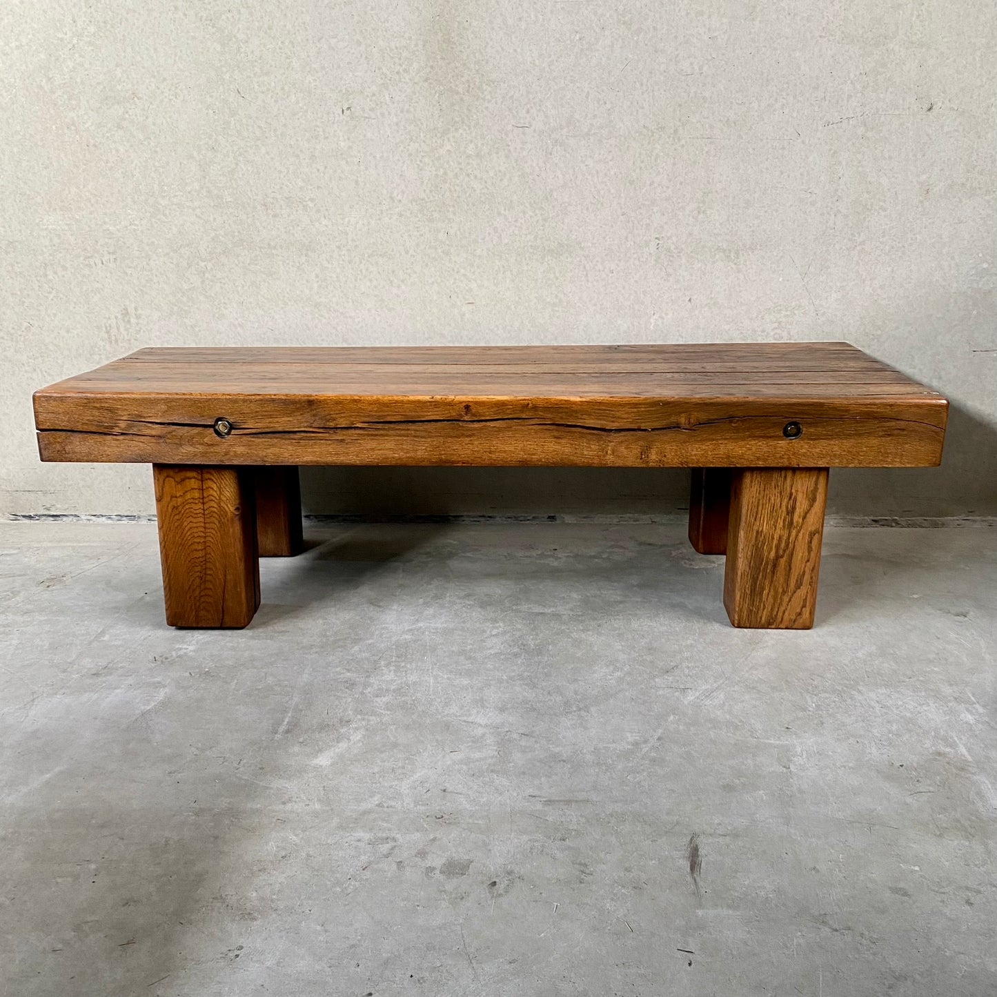 Table basse rustique en chêne massif, style brutaliste Wabi Sabi, avec poutres apparentes, France 1960