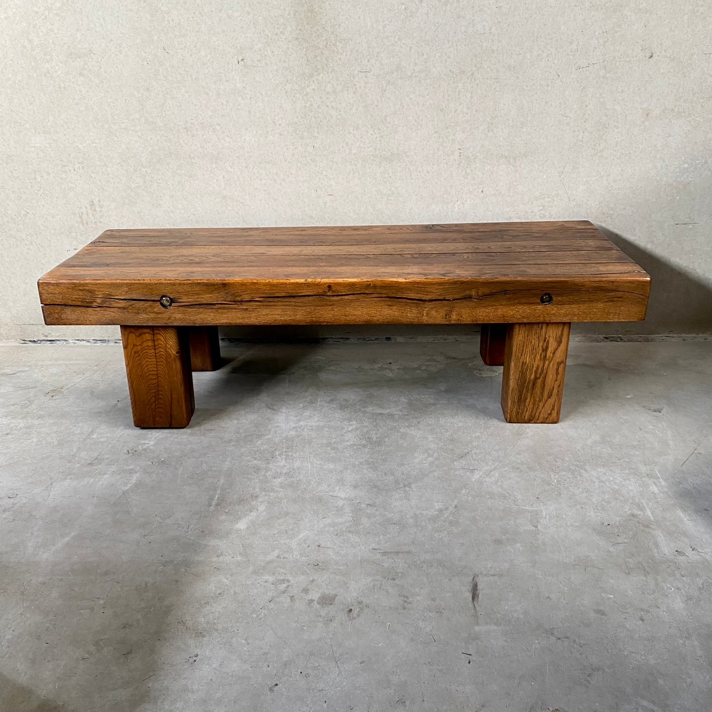 Table basse rustique en chêne massif, style brutaliste Wabi Sabi, avec poutres apparentes, France 1960