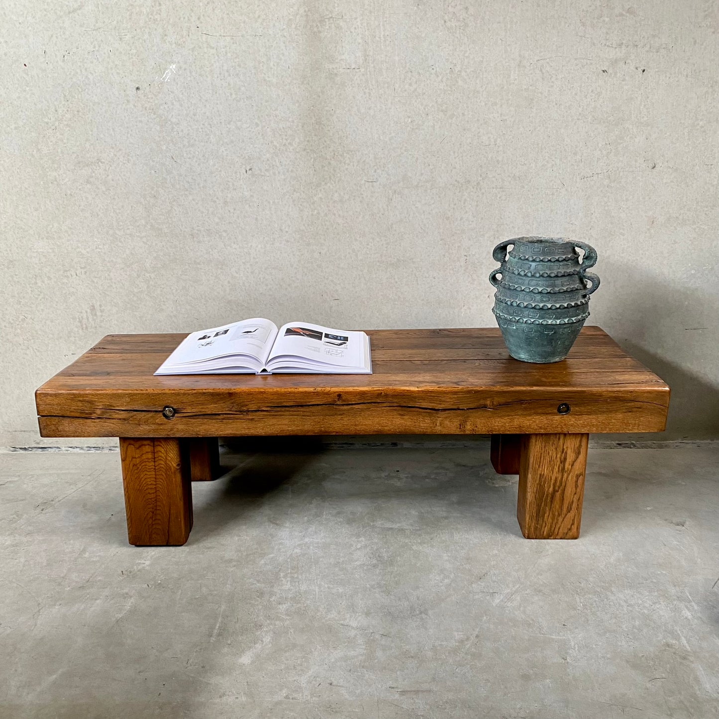 Table basse rustique en chêne massif, style brutaliste Wabi Sabi, avec poutres apparentes, France 1960
