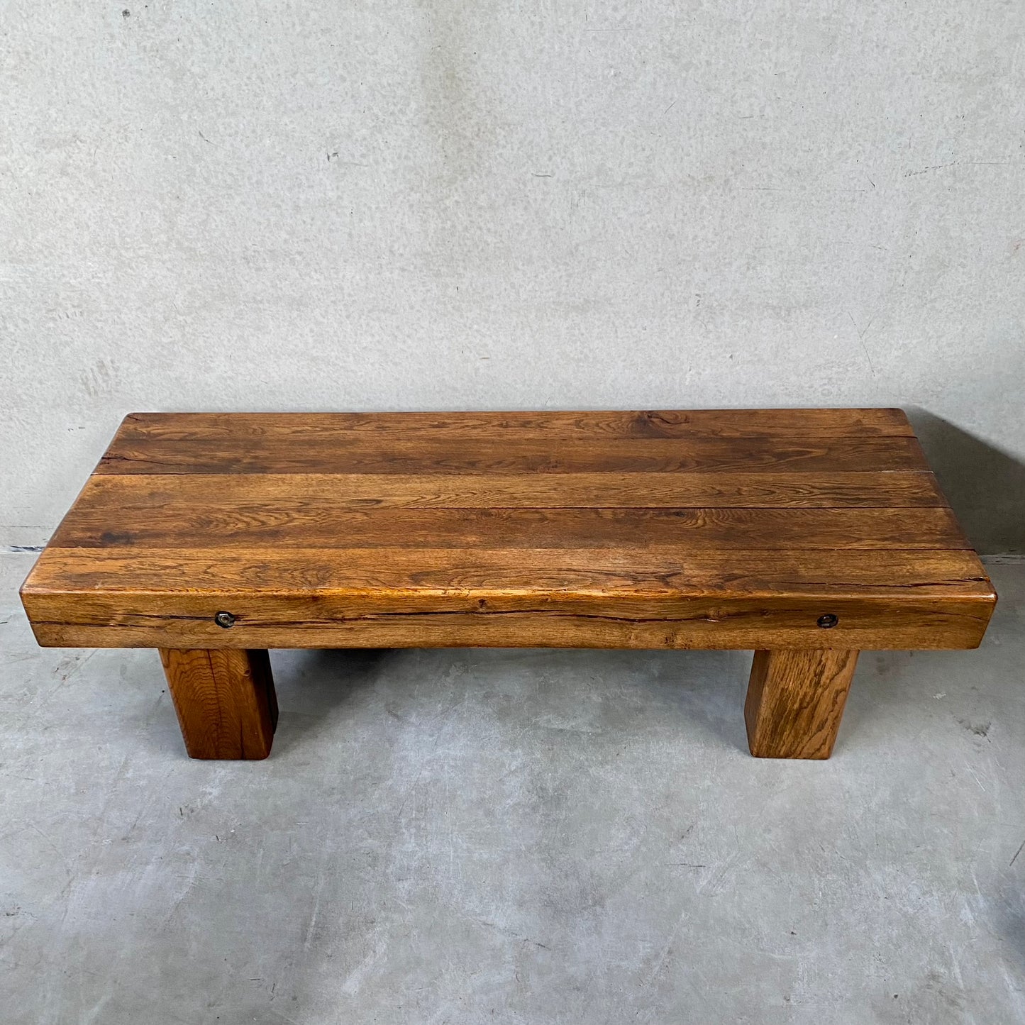 Table basse rustique en chêne massif, style brutaliste Wabi Sabi, avec poutres apparentes, France 1960