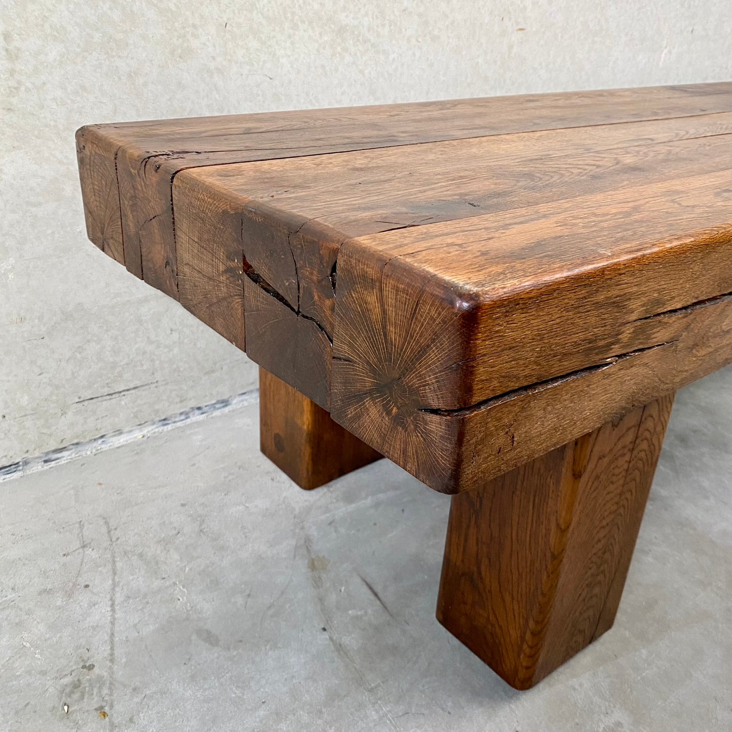 Table basse rustique en chêne massif, style brutaliste Wabi Sabi, avec poutres apparentes, France 1960