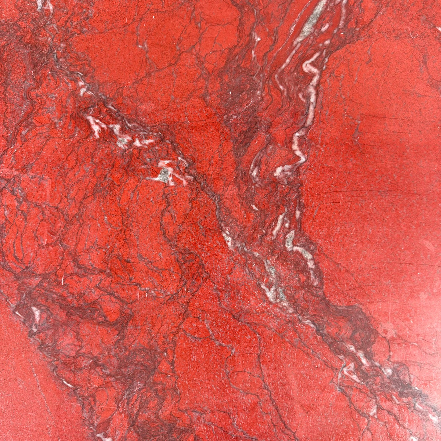 Grande table basse ovale en marbre rouge sang de bœuf « Rosso Levanto », Italie 1970