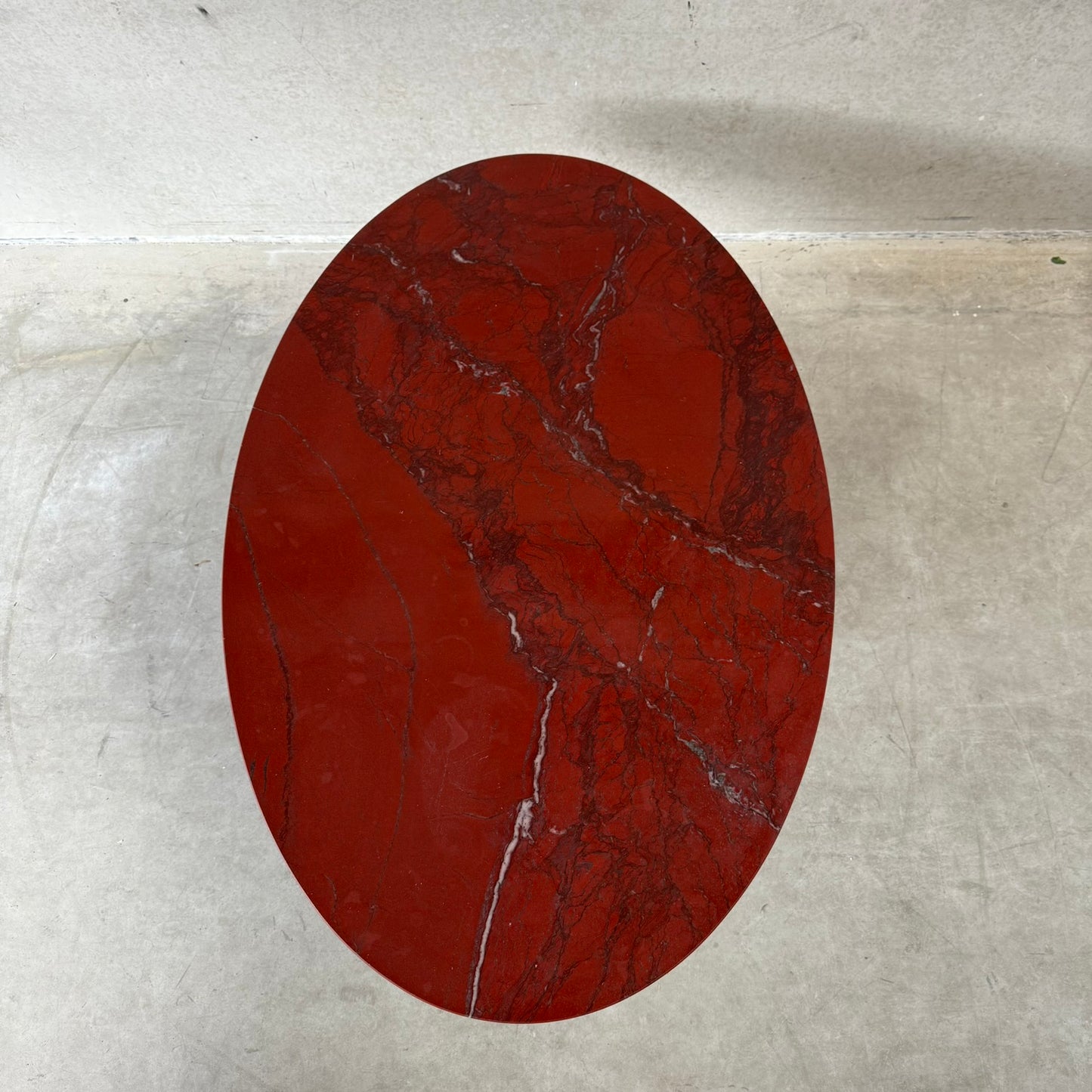 Grande table basse ovale en marbre rouge sang de bœuf « Rosso Levanto », Italie 1970