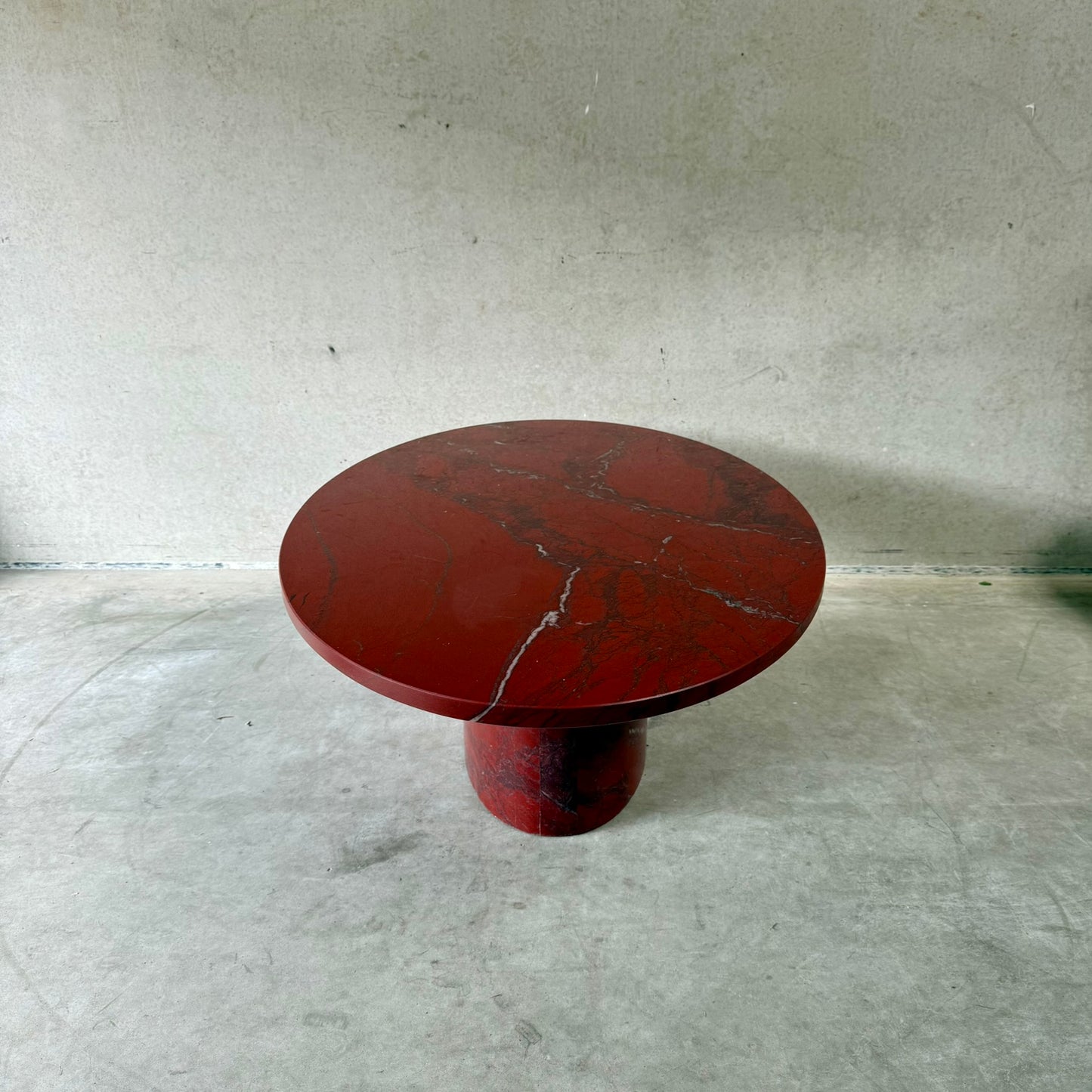 Grande table basse ovale en marbre rouge sang de bœuf « Rosso Levanto », Italie 1970