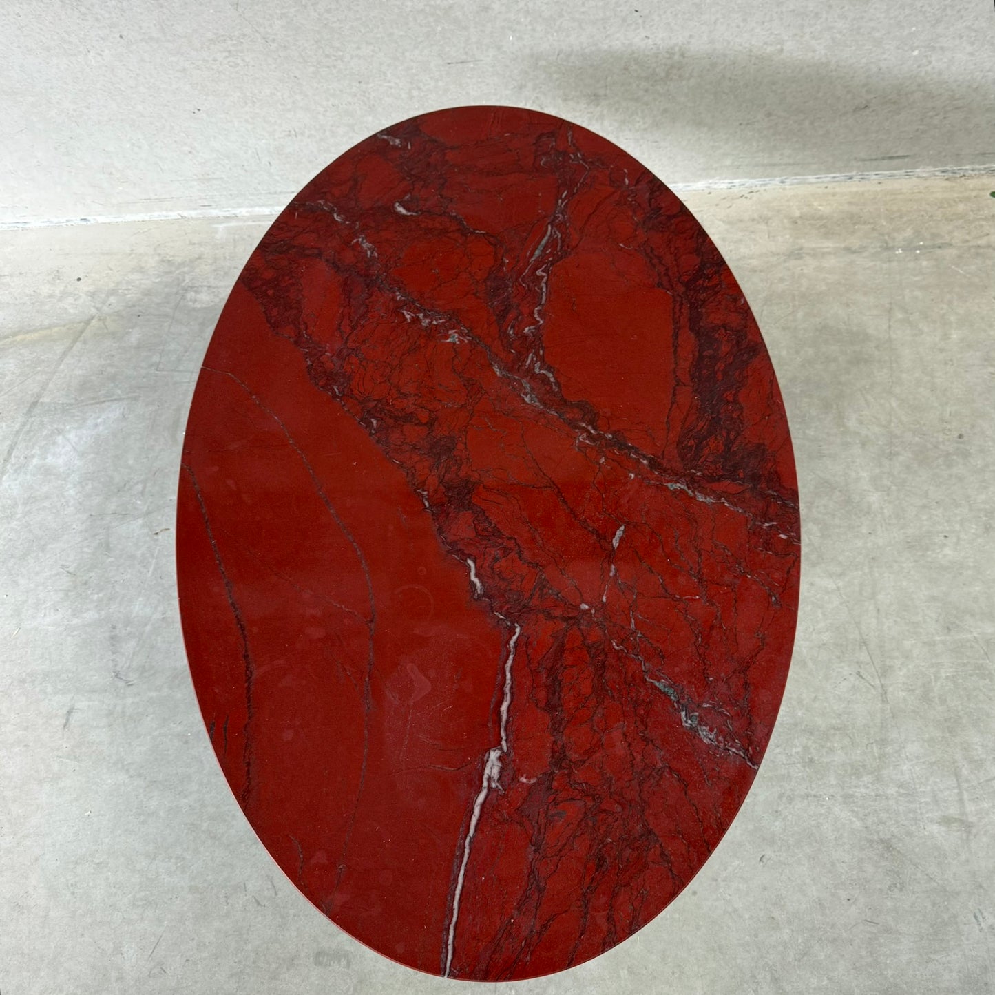 Grande table basse ovale en marbre rouge sang de bœuf « Rosso Levanto », Italie 1970