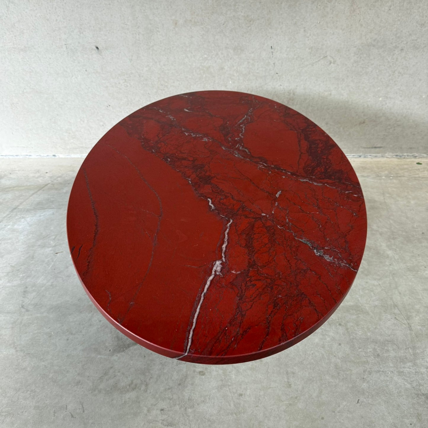Grande table basse ovale en marbre rouge sang de bœuf « Rosso Levanto », Italie 1970