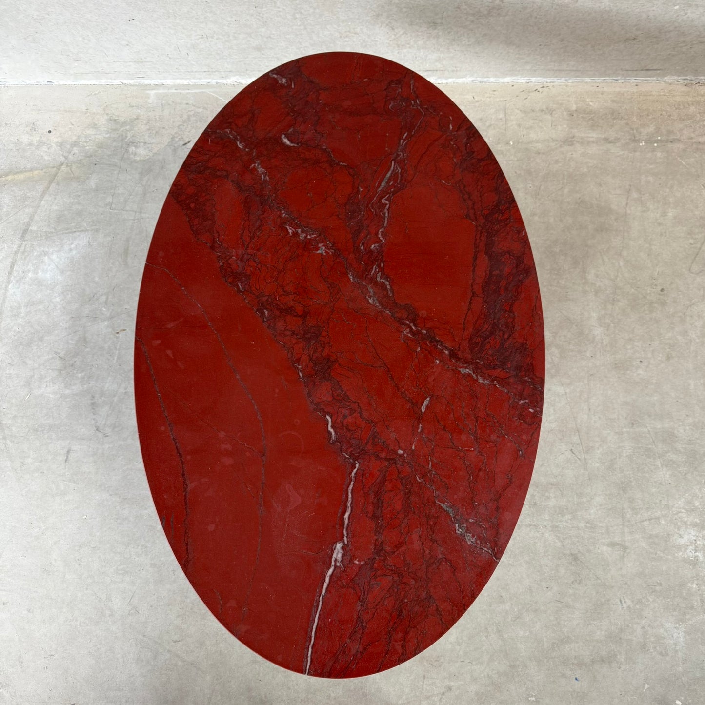Grande table basse ovale en marbre rouge sang de bœuf « Rosso Levanto », Italie 1970