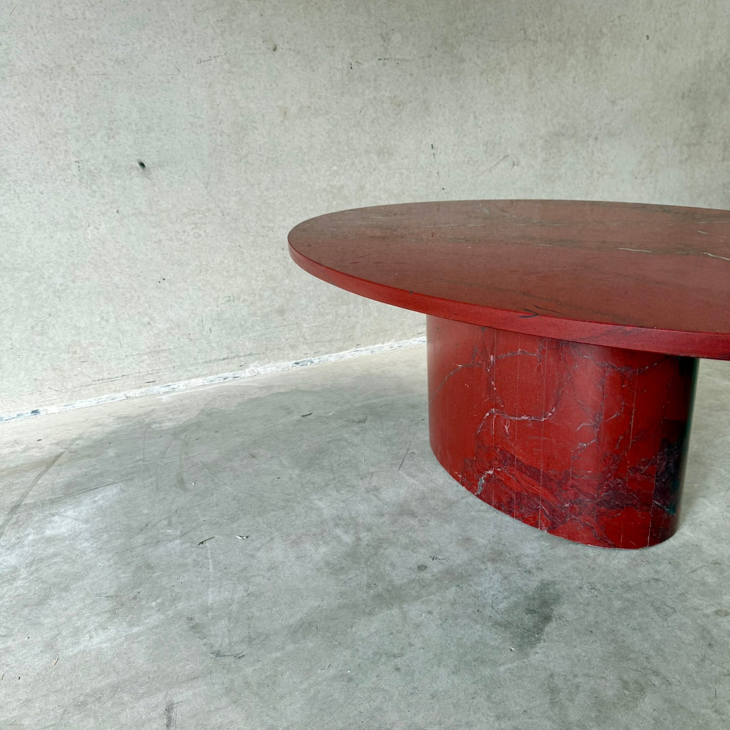 Grande table basse ovale en marbre rouge sang de bœuf « Rosso Levanto », Italie 1970