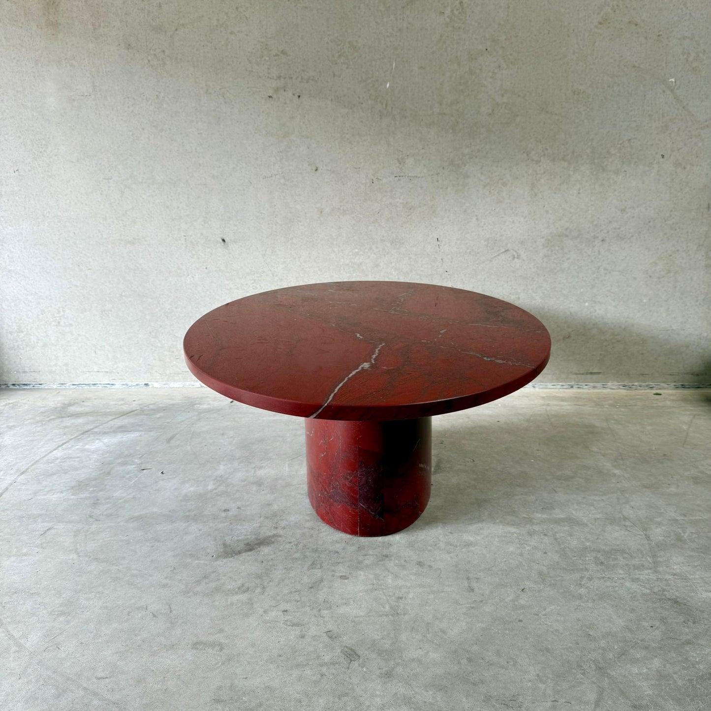 Grande table basse ovale en marbre rouge sang de bœuf « Rosso Levanto », Italie 1970