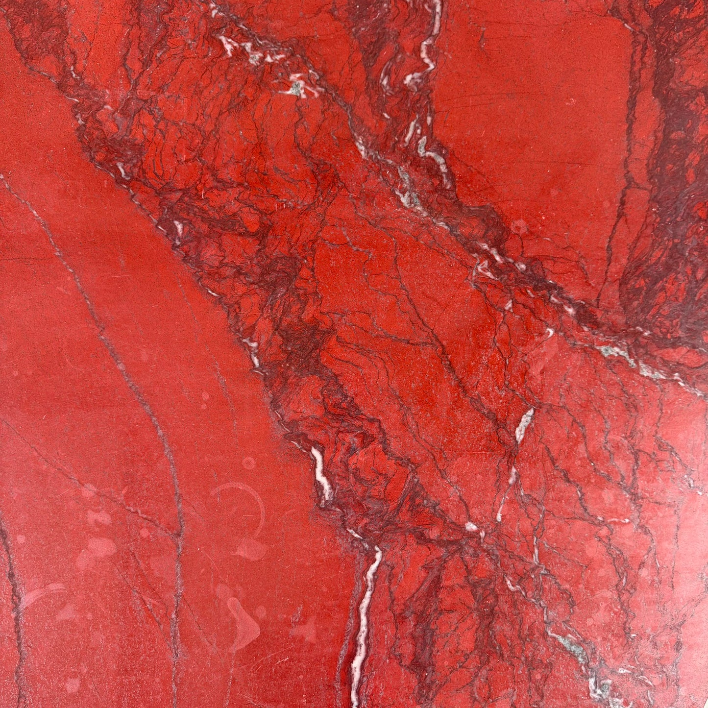 Grande table basse ovale en marbre rouge sang de bœuf « Rosso Levanto », Italie 1970