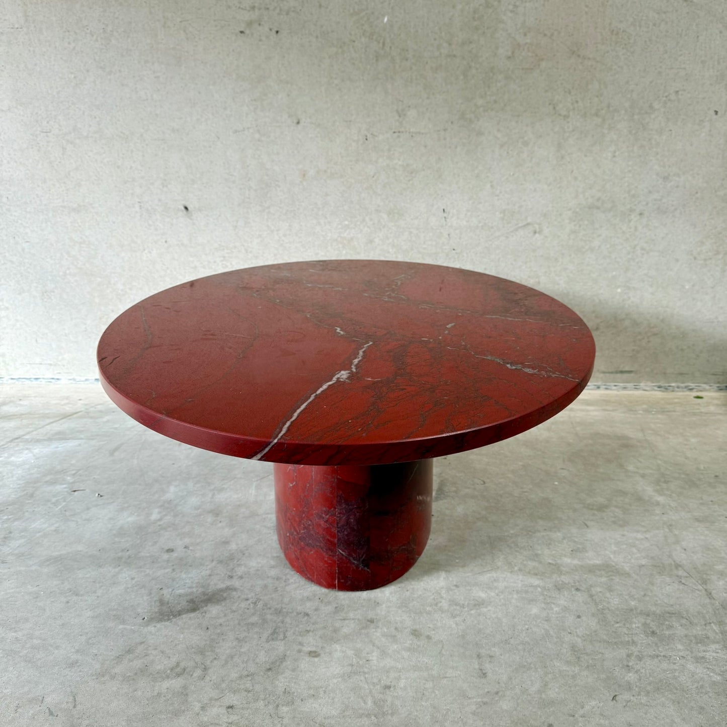 Grande table basse ovale en marbre rouge sang de bœuf « Rosso Levanto », Italie 1970