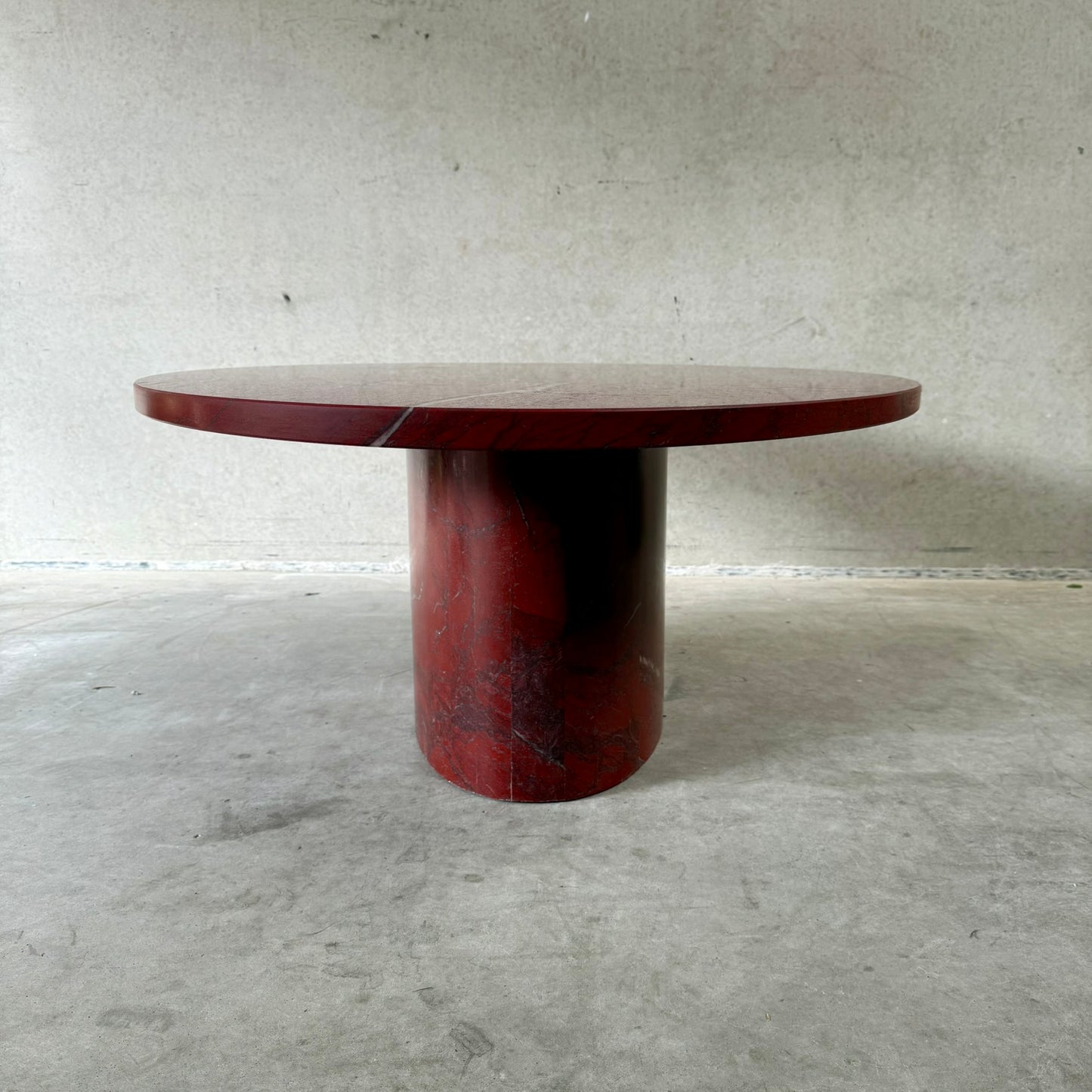 Grande table basse ovale en marbre rouge sang de bœuf « Rosso Levanto », Italie 1970