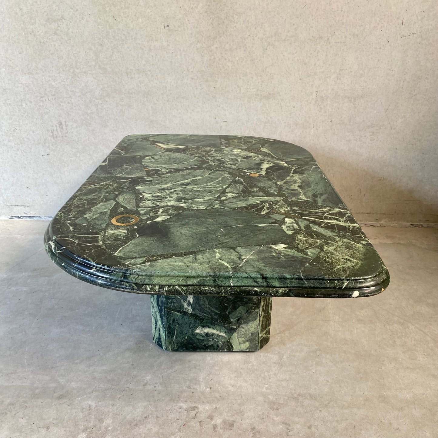 Brutalistischer Couchtisch aus grünem Marmor mit Messingeinlagen von Fedam, Niederlande, 1980