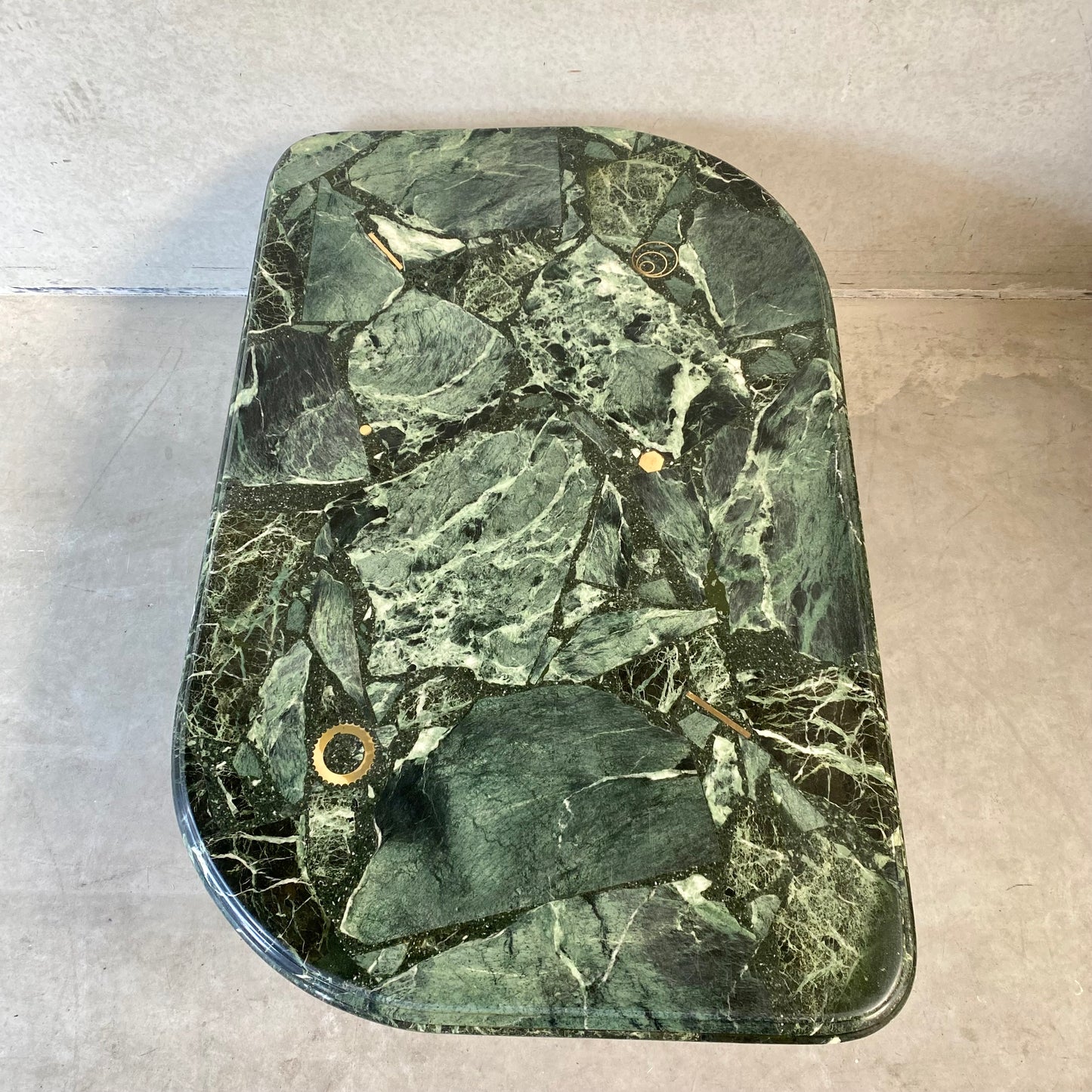 Brutalistischer Couchtisch aus grünem Marmor mit Messingeinlagen von Fedam, Niederlande, 1980