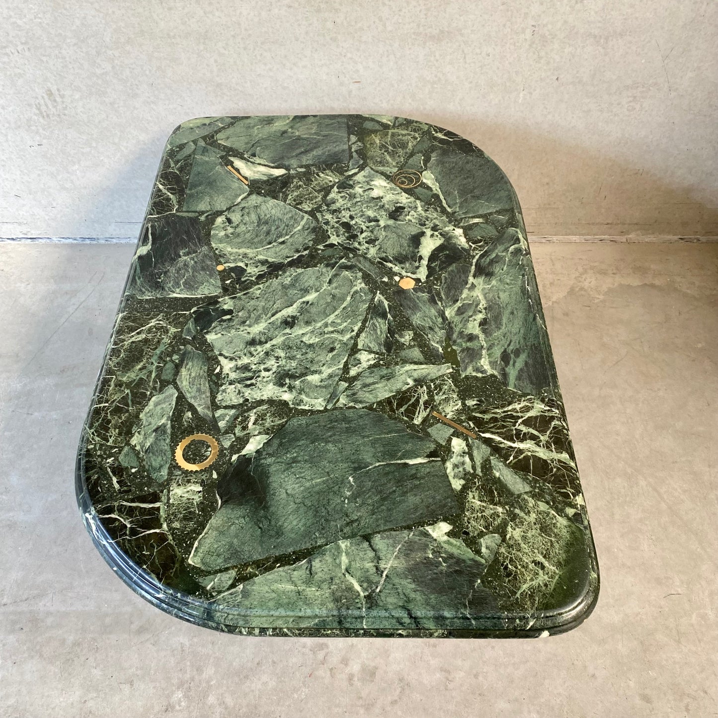 Brutalistischer Couchtisch aus grünem Marmor mit Messingeinlagen von Fedam, Niederlande, 1980