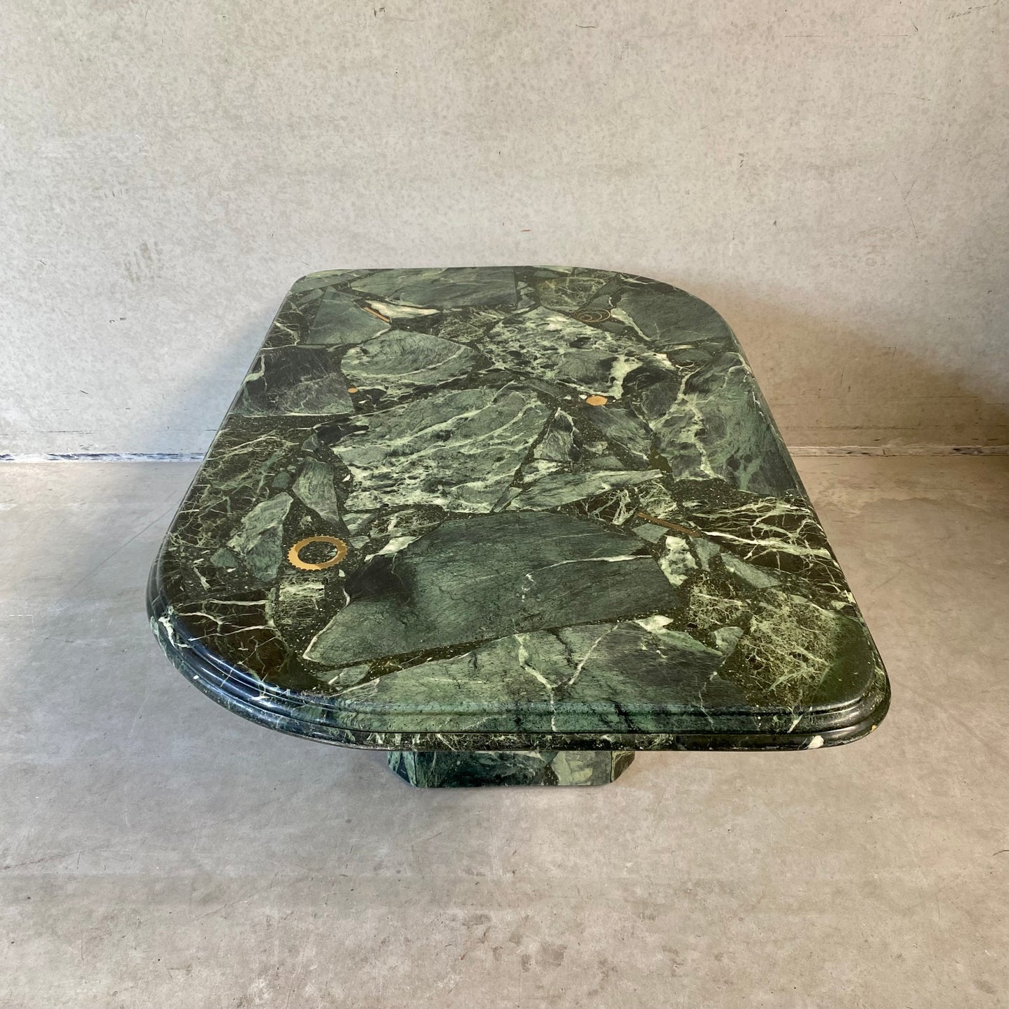 Brutalistischer Couchtisch aus grünem Marmor mit Messingeinlagen von Fedam, Niederlande, 1980