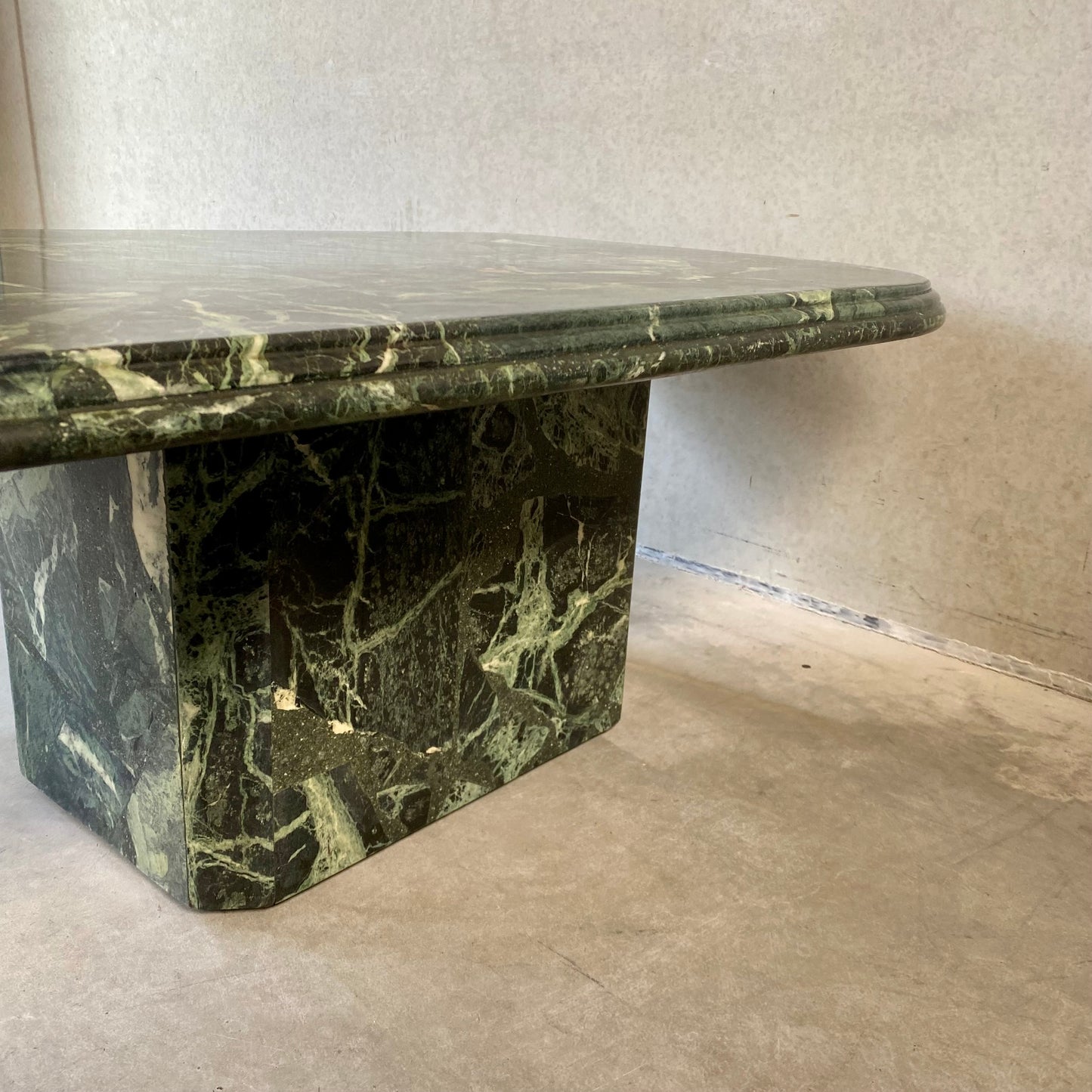Brutalistischer Couchtisch aus grünem Marmor mit Messingeinlagen von Fedam, Niederlande, 1980