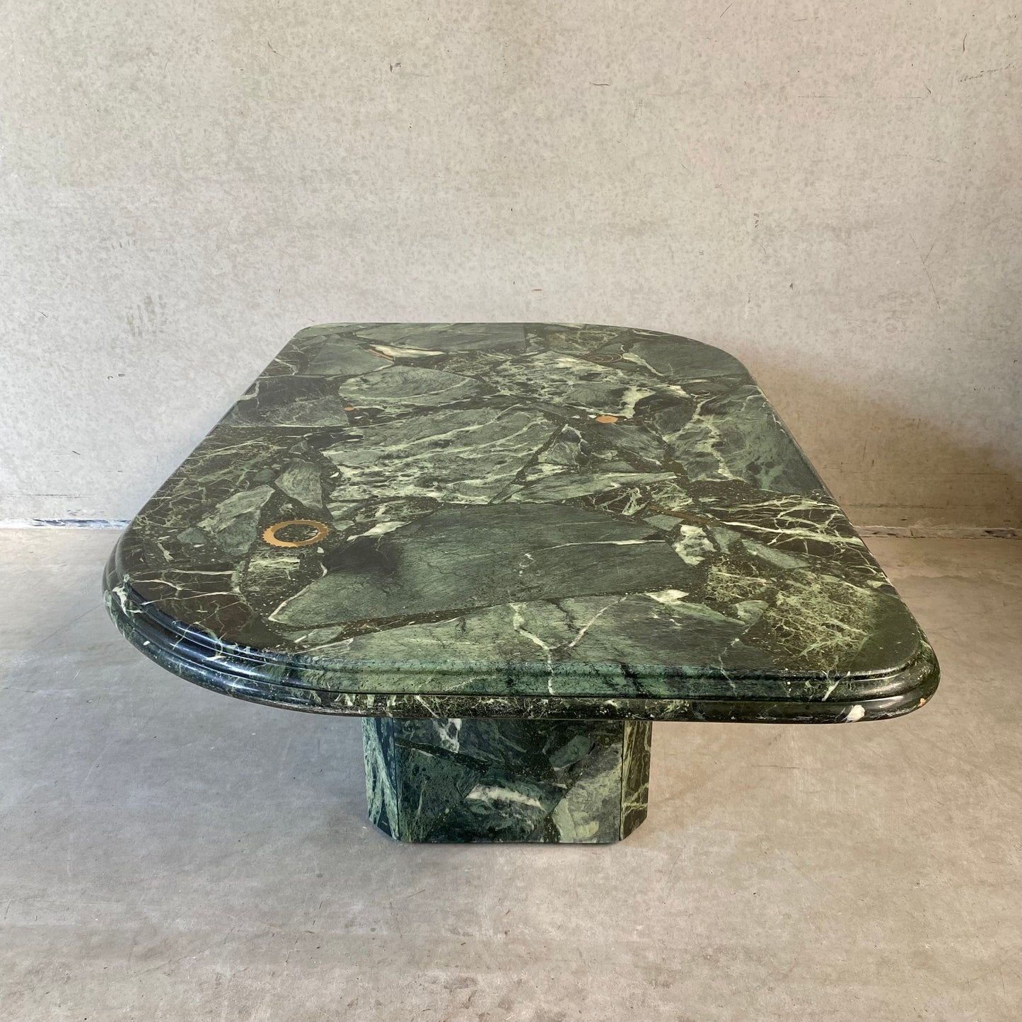 Brutalistischer Couchtisch aus grünem Marmor mit Messingeinlagen von Fedam, Niederlande, 1980