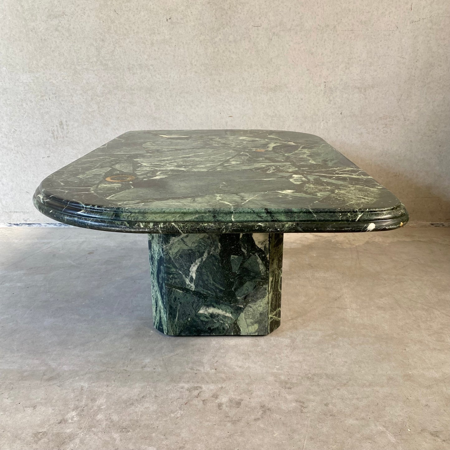 Brutalistischer Couchtisch aus grünem Marmor mit Messingeinlagen von Fedam, Niederlande, 1980