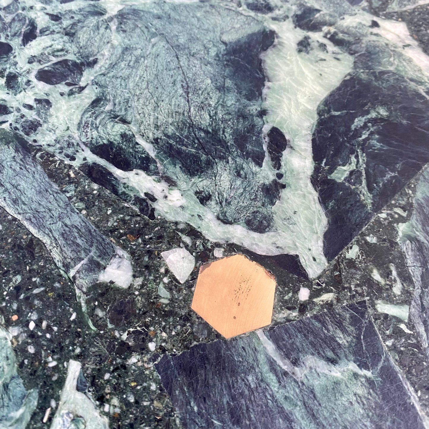 Brutalistischer Couchtisch aus grünem Marmor mit Messingeinlagen von Fedam, Niederlande, 1980