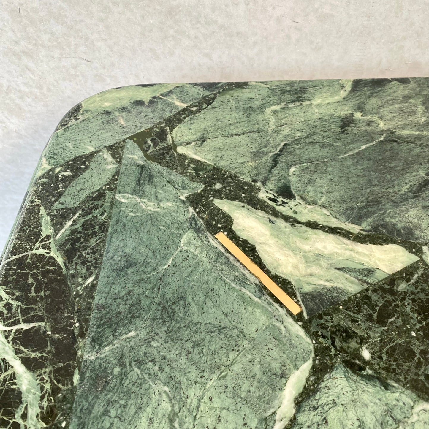 Brutalistischer Couchtisch aus grünem Marmor mit Messingeinlagen von Fedam, Niederlande, 1980