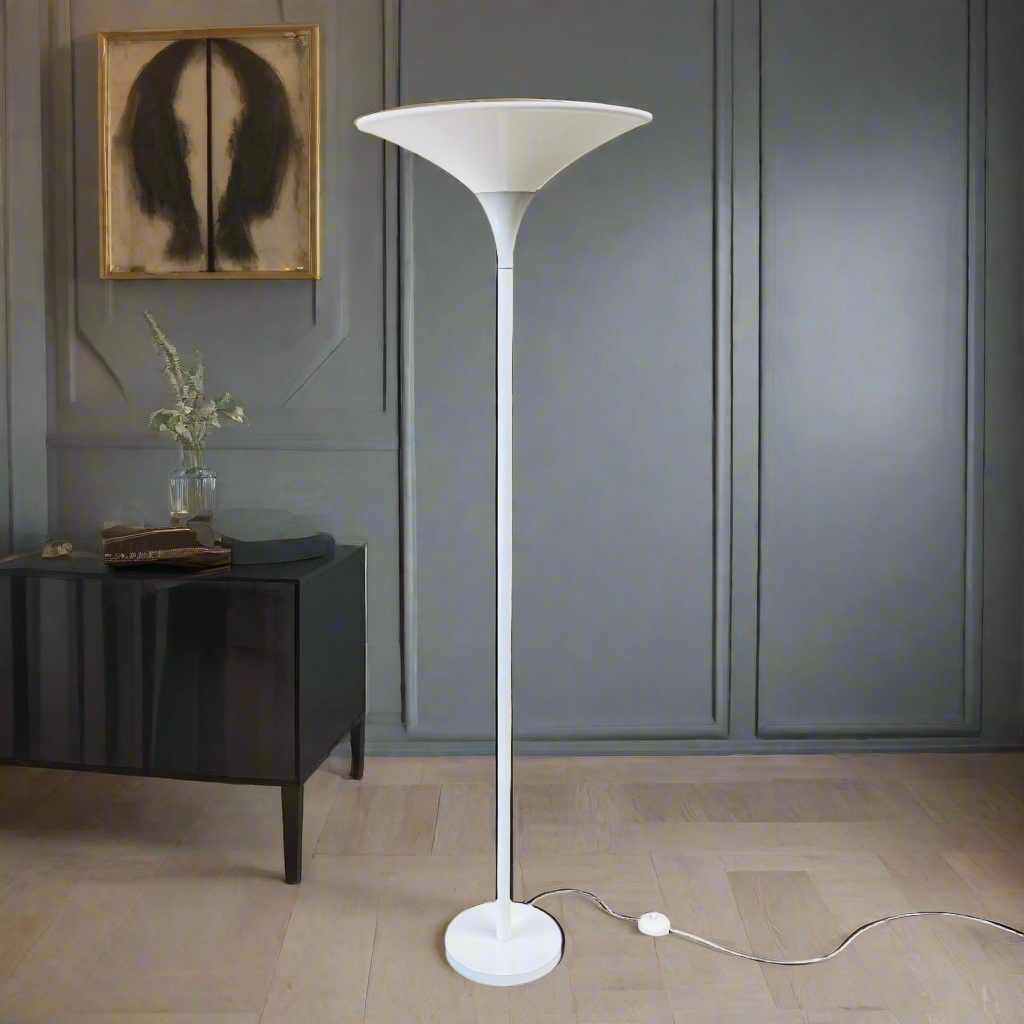 Stehlampe aus der Mitte des 20. Jahrhunderts mit Metallfuß und weißem Acryl-Tulpenaufsatz, 1970